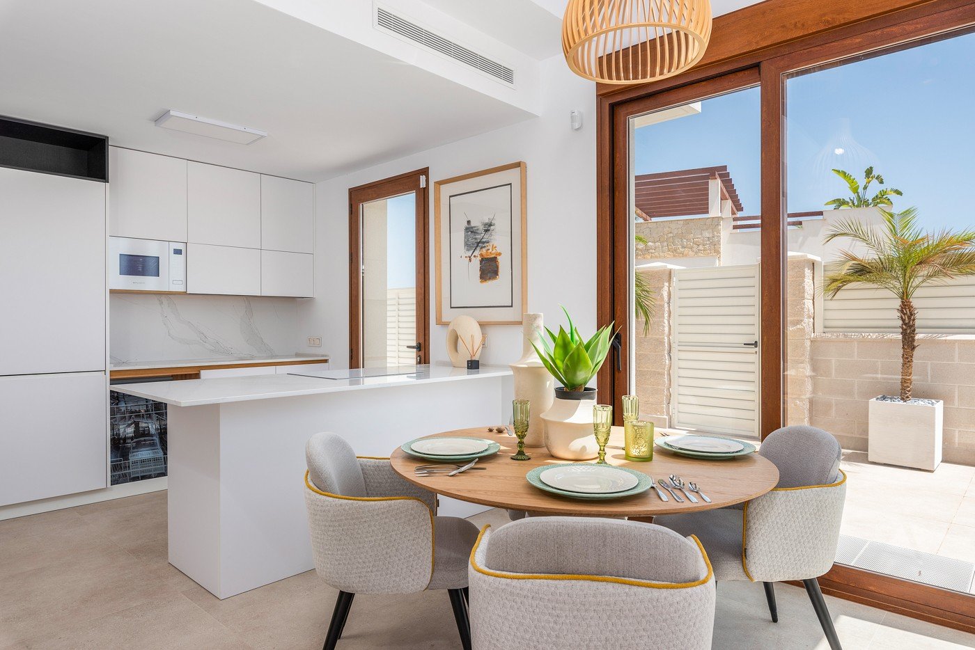 Die Villa Laguna Azul im prestigeträchtigen Residencial Monte Carmelo de Vera in Almería ist die perfekte Kombination aus modernem Design, Komfort un