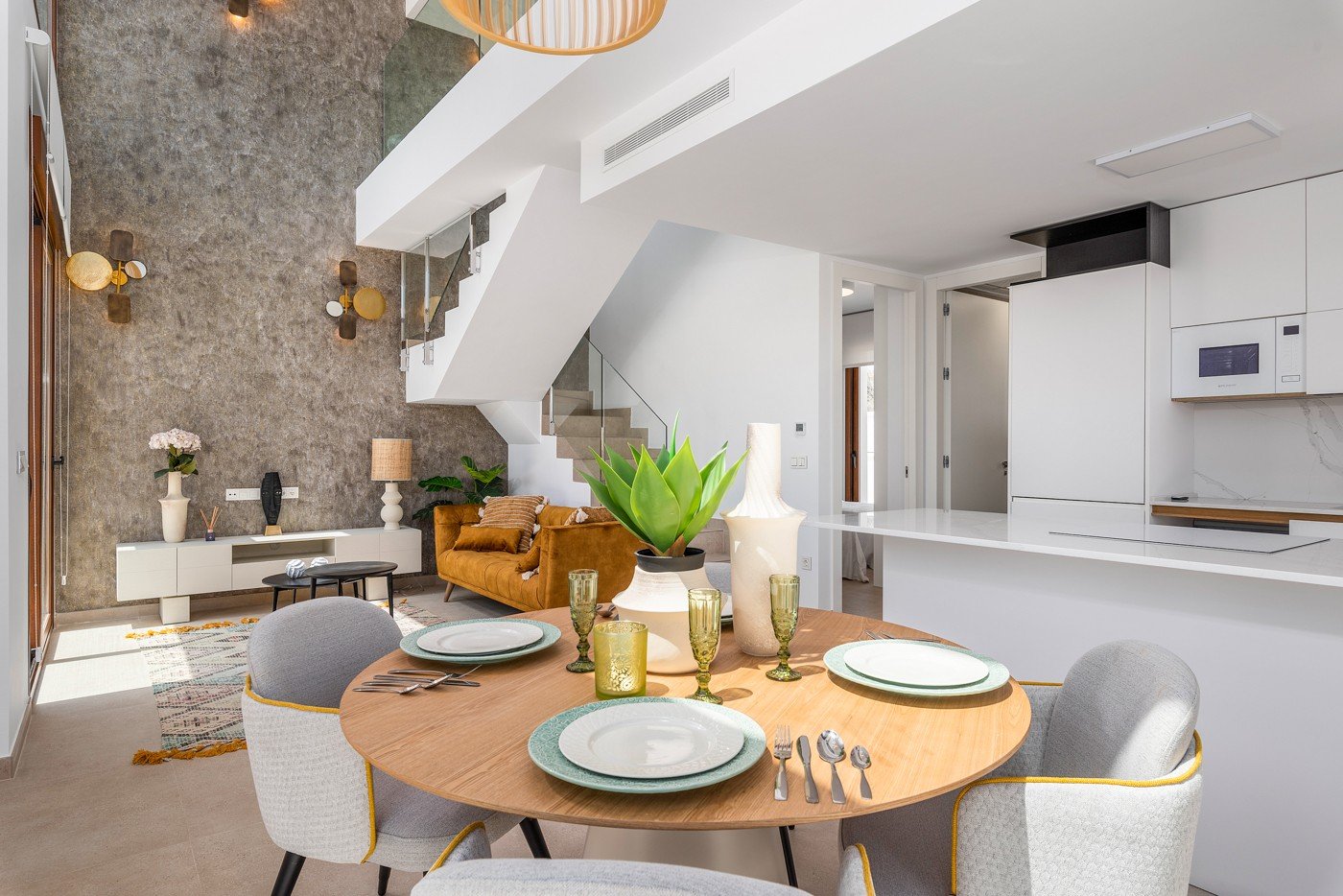 Die Villa Laguna Azul im prestigeträchtigen Residencial Monte Carmelo de Vera in Almería ist die perfekte Kombination aus modernem Design, Komfort un