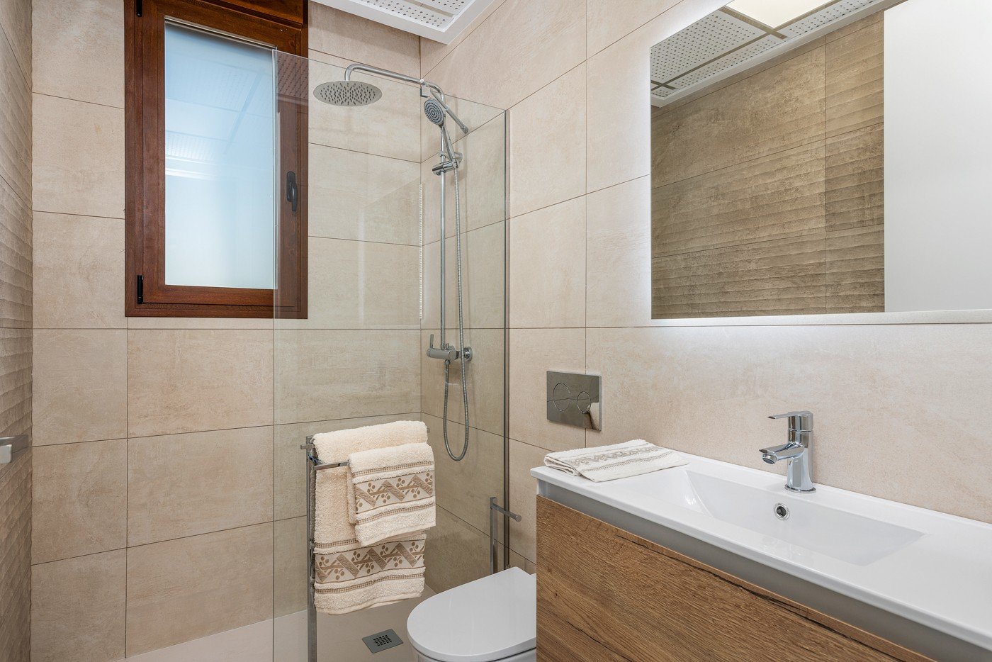 Die Villa Laguna Azul im prestigeträchtigen Residencial Monte Carmelo de Vera in Almería ist die perfekte Kombination aus modernem Design, Komfort un