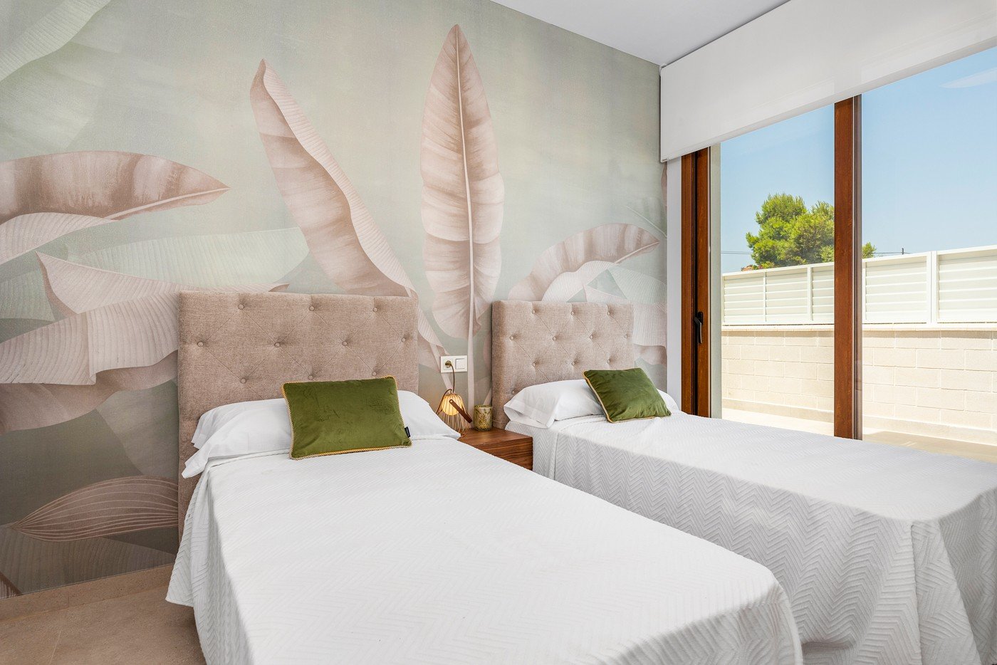 Die Villa Laguna Azul im prestigeträchtigen Residencial Monte Carmelo de Vera in Almería ist die perfekte Kombination aus modernem Design, Komfort un