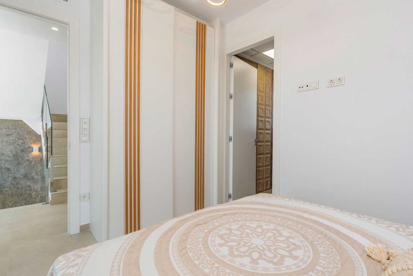 Die Villa Laguna Azul im prestigeträchtigen Residencial Monte Carmelo de Vera in Almería ist die perfekte Kombination aus modernem Design, Komfort un