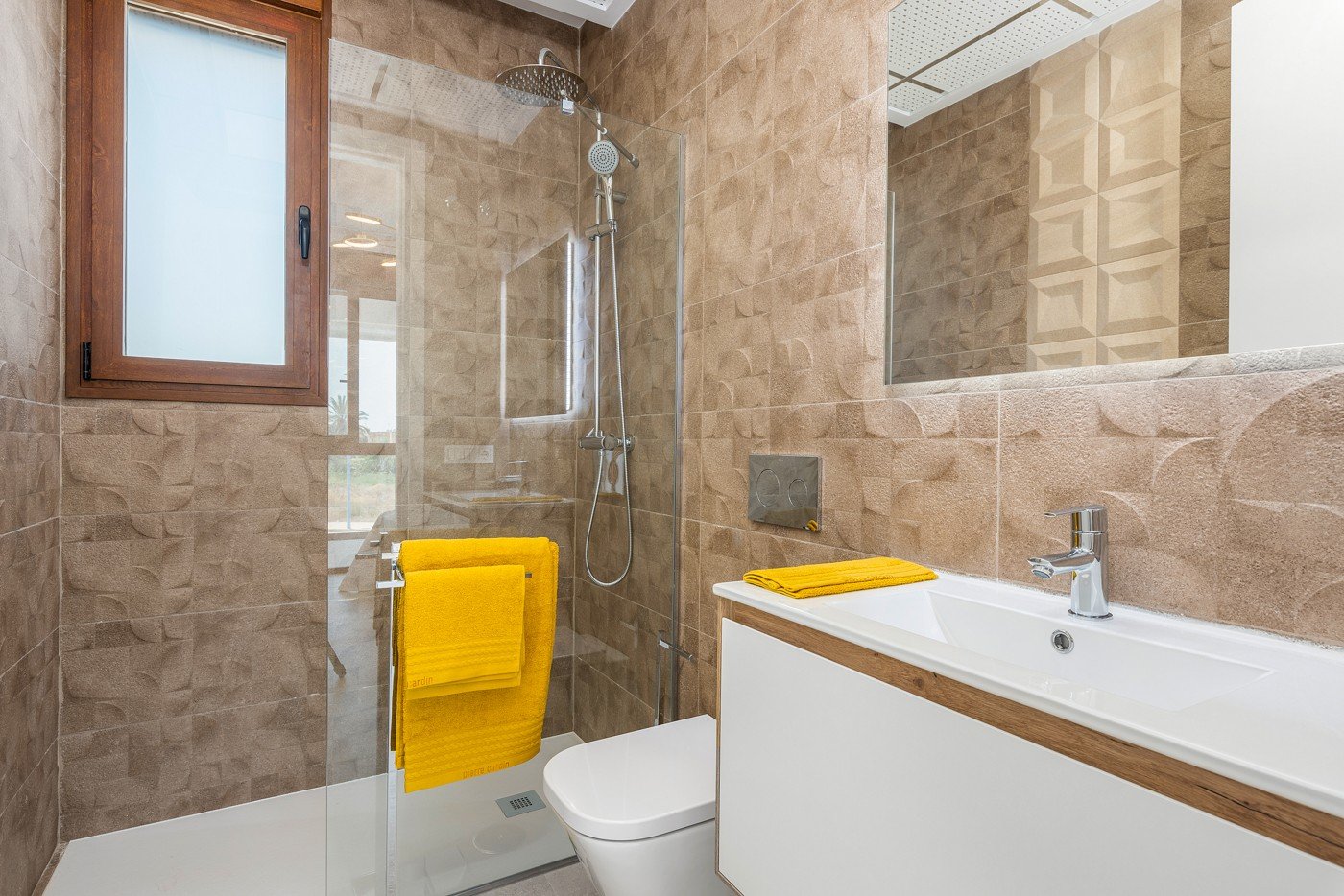 Die Villa Laguna Azul im prestigeträchtigen Residencial Monte Carmelo de Vera in Almería ist die perfekte Kombination aus modernem Design, Komfort un