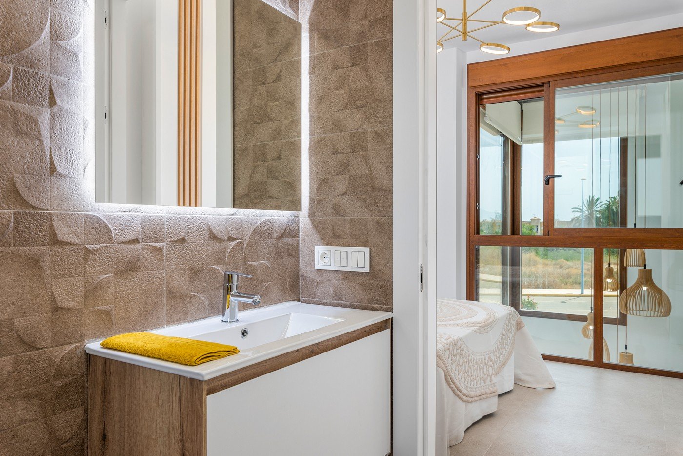 Die Villa Laguna Azul im prestigeträchtigen Residencial Monte Carmelo de Vera in Almería ist die perfekte Kombination aus modernem Design, Komfort un