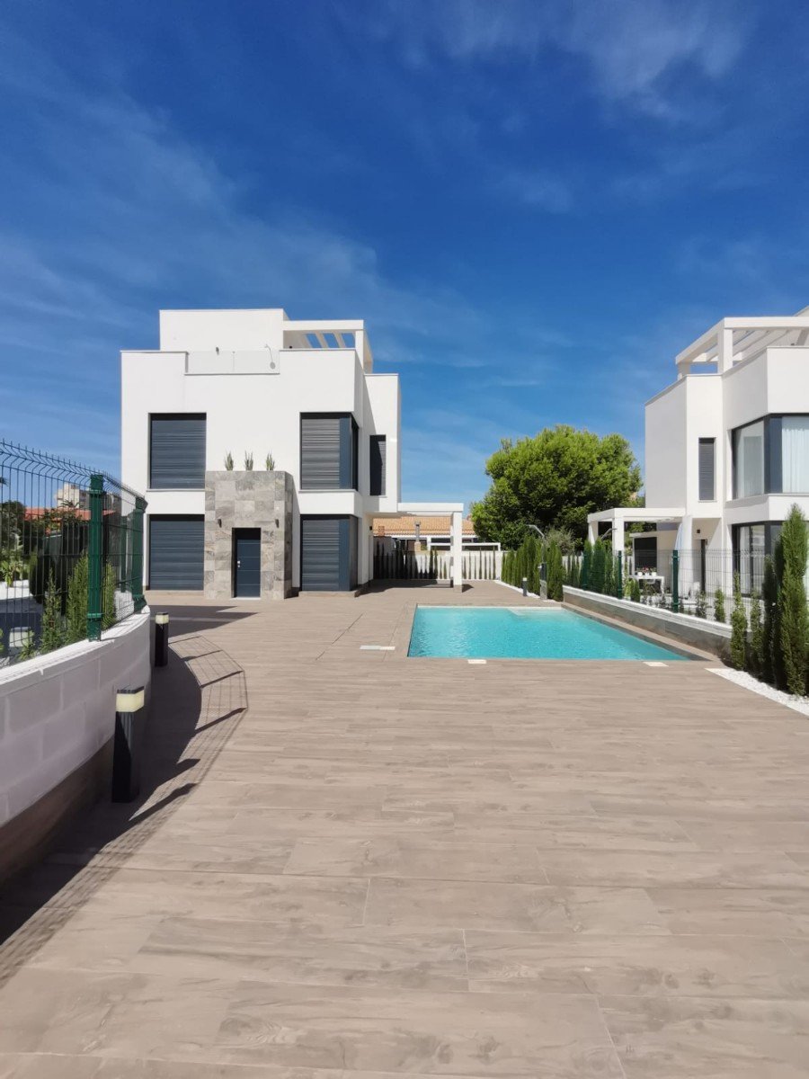Neu gebaute Villa in Playa Honda, Mar Menor
Können Sie sich vorstellen, die Ruhe des Meeres, das Klima und die wunderbare Atmosphäre der Co