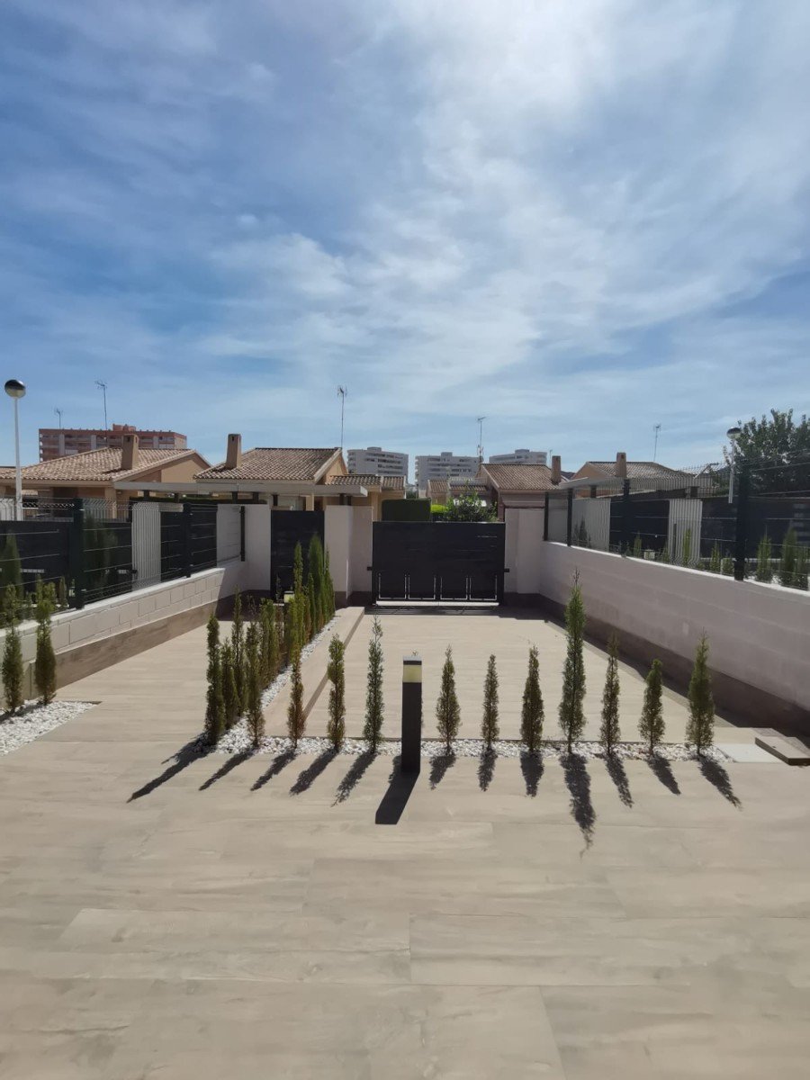 Neu gebaute Villa in Playa Honda, Mar Menor
Können Sie sich vorstellen, die Ruhe des Meeres, das Klima und die wunderbare Atmosphäre der Co