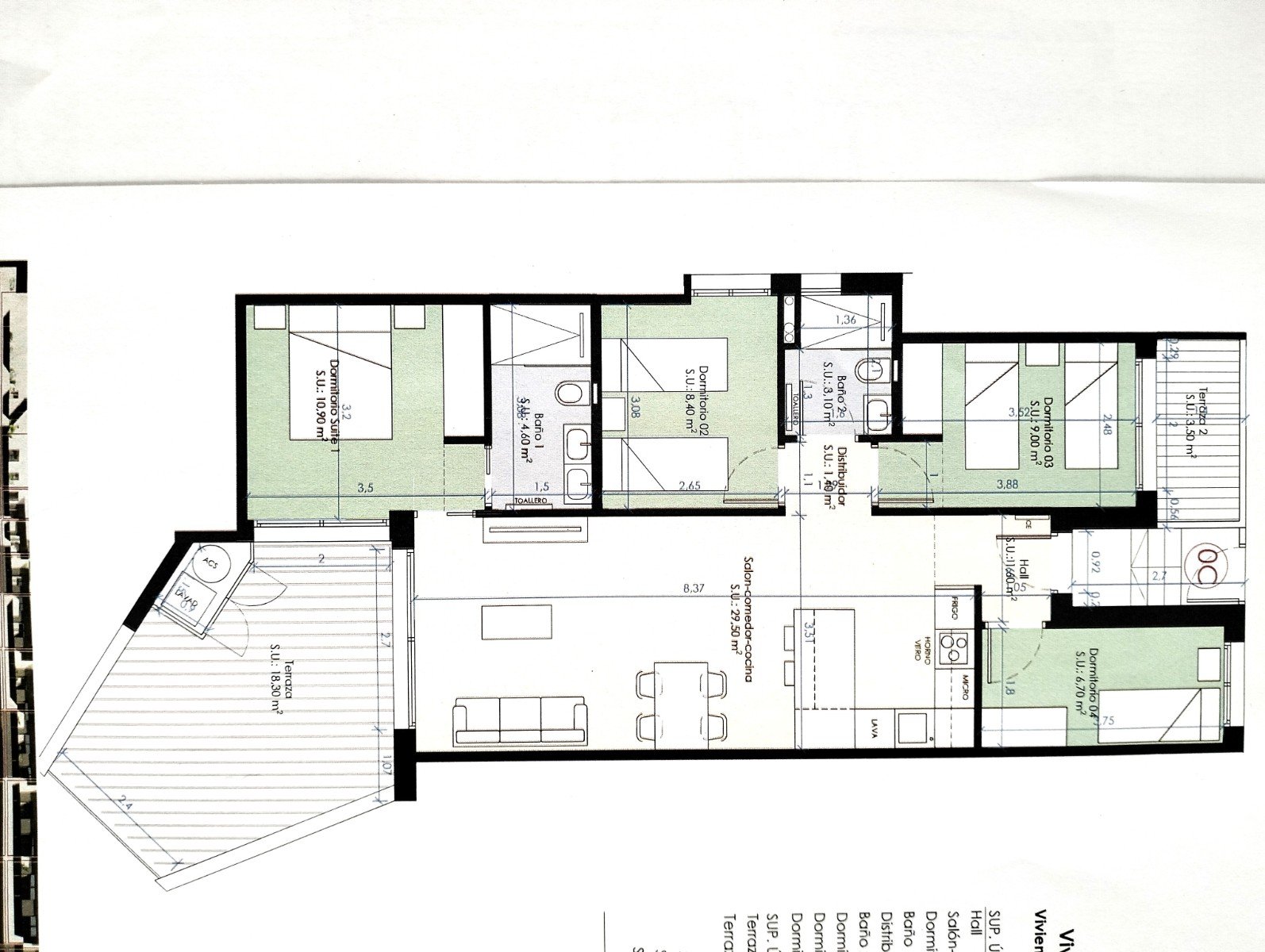  Luxuriöse 3-Zimmer-Wohnung. Auf dem Papier im Erdgeschoss gelegen, tatsächlich aber 6,5 Meter über dem Straßenniveau, verfügt es außerdem über 2 Bade