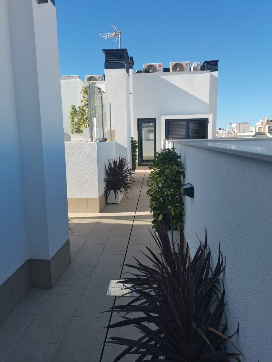  wohnung in Torrevieja für ein neues Leben direkt am Meer&#13;&#13;
Diese neue Wohnanlage in Torrevieja liegt nur 600 Meter von der fantastischen Play