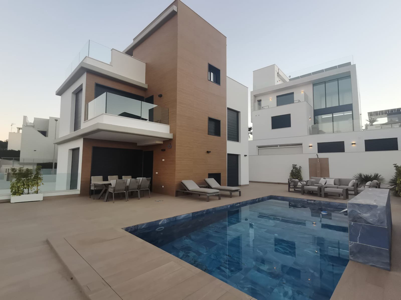  Entdecken Sie die beeindruckende Villa Silvia in Dehesa de Campoamor, ein Anwesen, das Ihnen das Beste an Raum, Komfort und Stil bietet. Mit einer Ge 