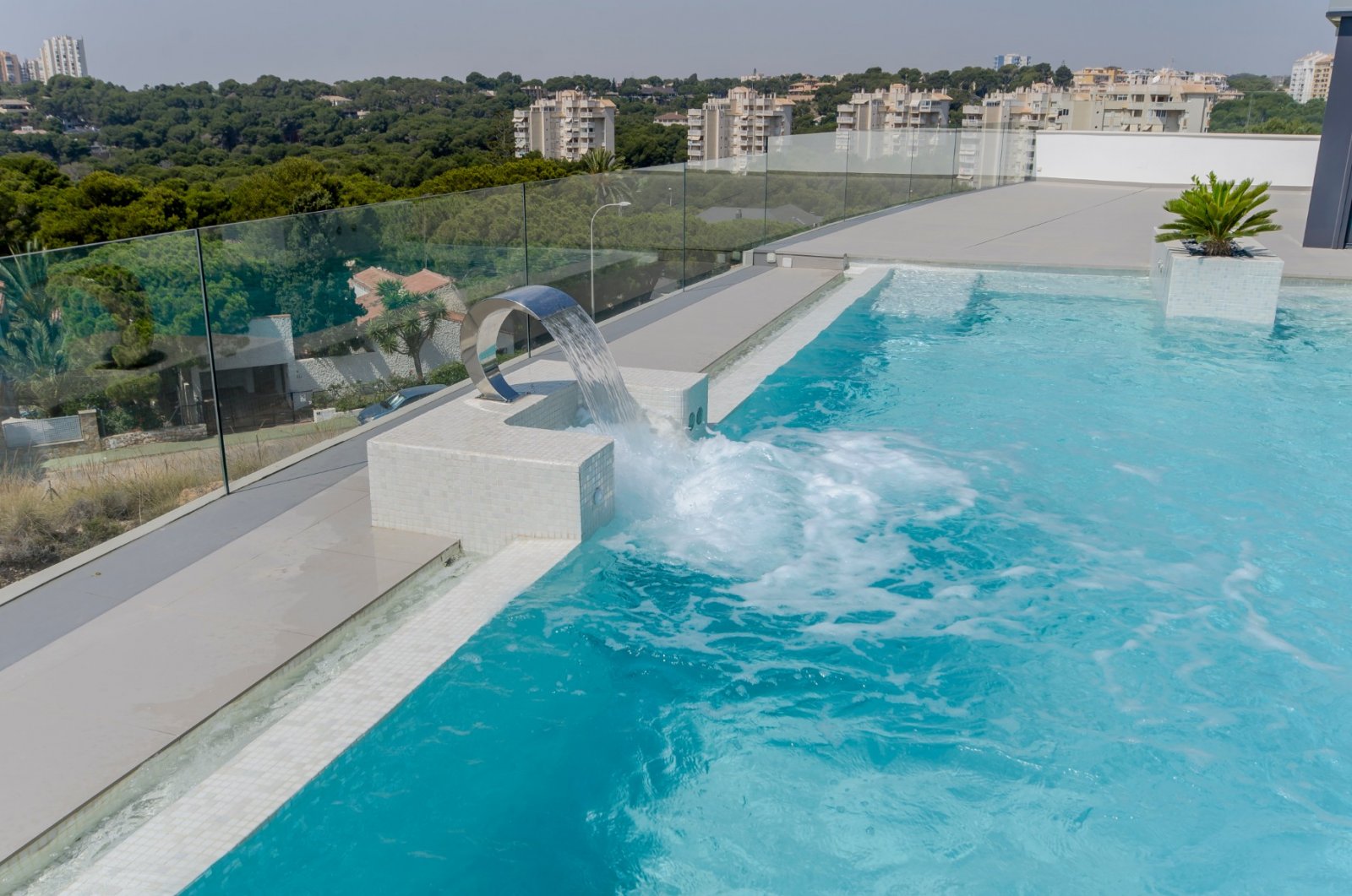 Neubauvilla zum Verkauf in Dehesa de Campoamor
In einer großzügigen Umgebung mit fast ganzjährigem Sonnenschein und mit herrlichem