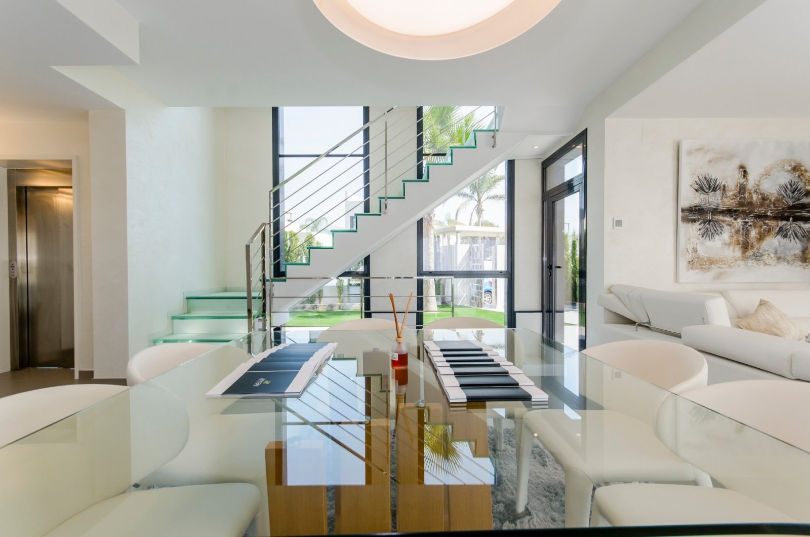 Neubauvilla zum Verkauf in Dehesa de Campoamor
In einer großzügigen Umgebung mit fast ganzjährigem Sonnenschein und mit herrlichem