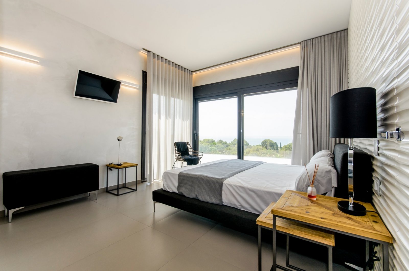 Neubauvilla zum Verkauf in Dehesa de Campoamor
In einer großzügigen Umgebung mit fast ganzjährigem Sonnenschein und mit herrlichem