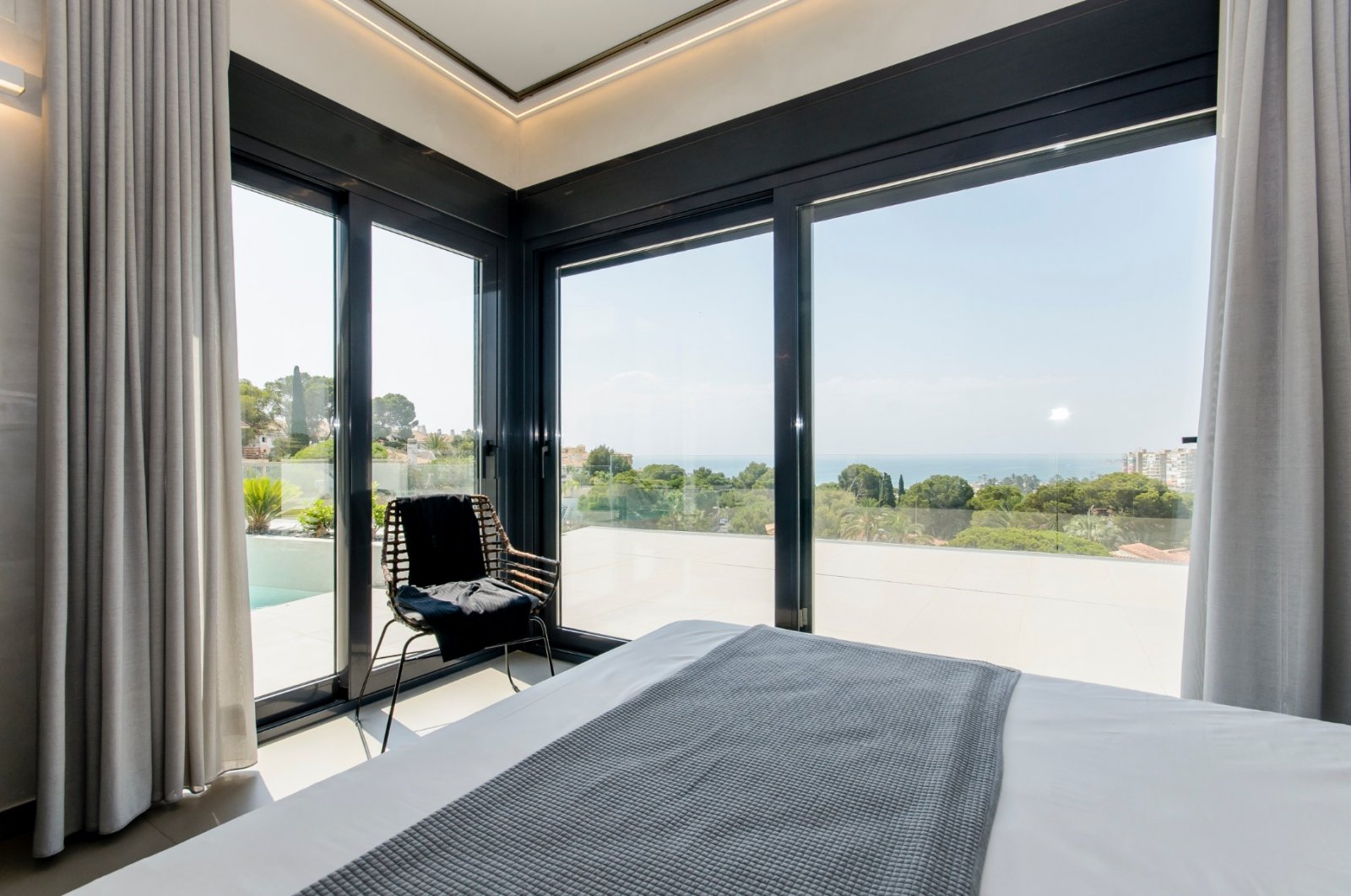 Neubauvilla zum Verkauf in Dehesa de Campoamor
In einer großzügigen Umgebung mit fast ganzjährigem Sonnenschein und mit herrlichem