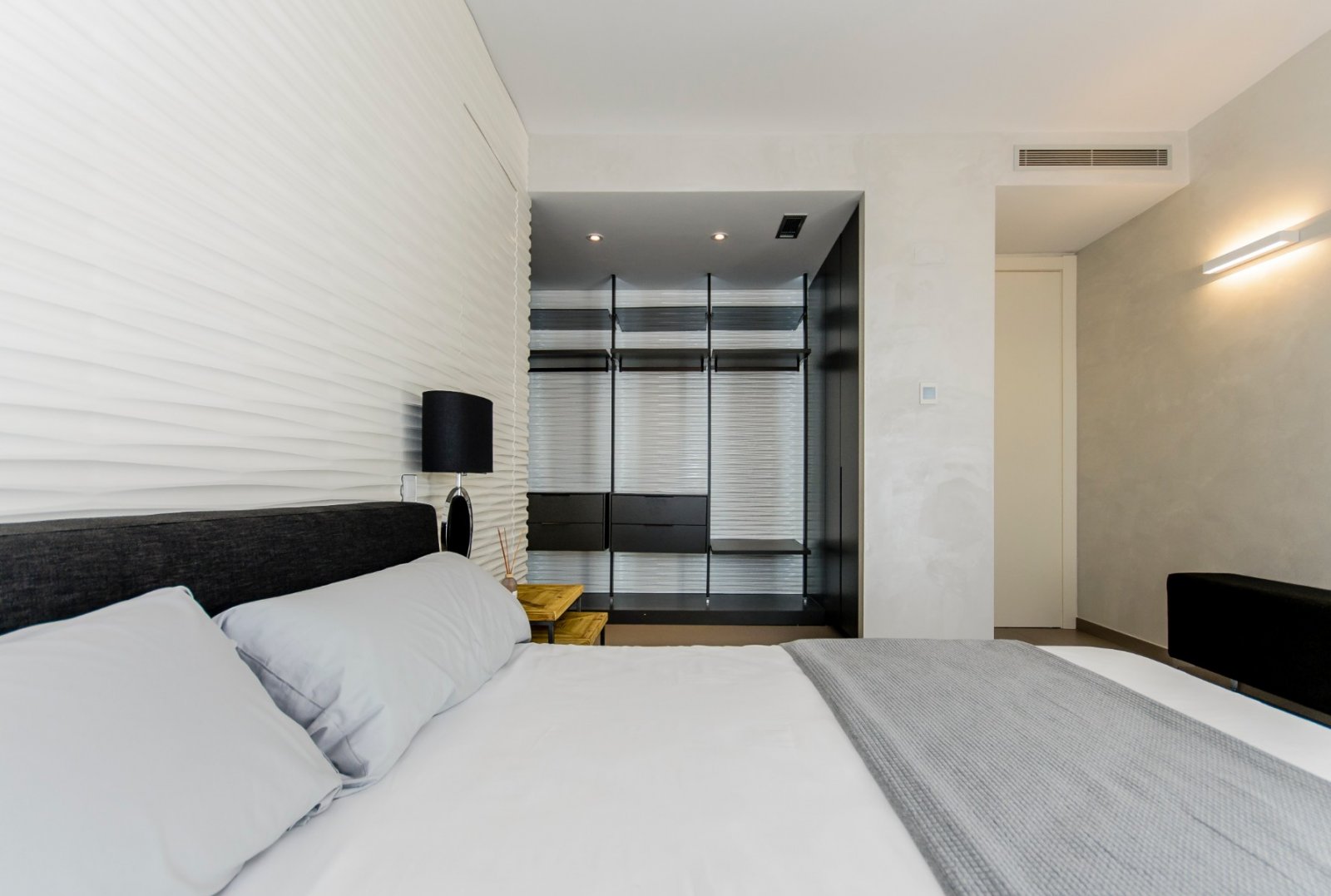 Neubauvilla zum Verkauf in Dehesa de Campoamor
In einer großzügigen Umgebung mit fast ganzjährigem Sonnenschein und mit herrlichem