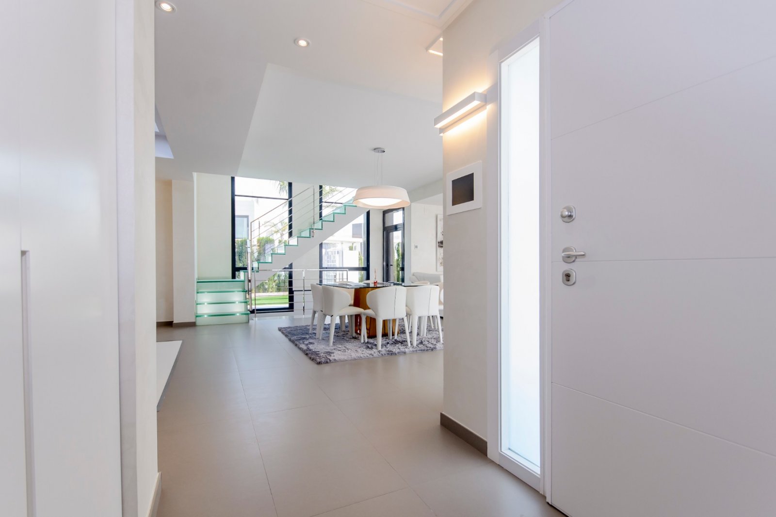 Neubauvilla zum Verkauf in Dehesa de Campoamor
In einer großzügigen Umgebung mit fast ganzjährigem Sonnenschein und mit herrlichem