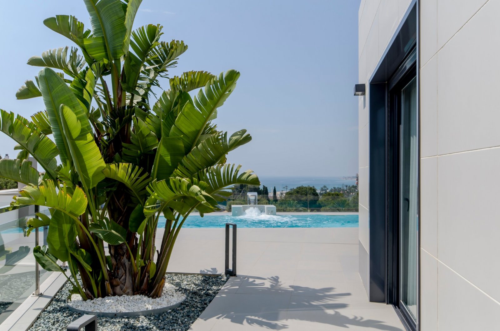 Neubauvilla zum Verkauf in Dehesa de Campoamor
In einer großzügigen Umgebung mit fast ganzjährigem Sonnenschein und mit herrlichem