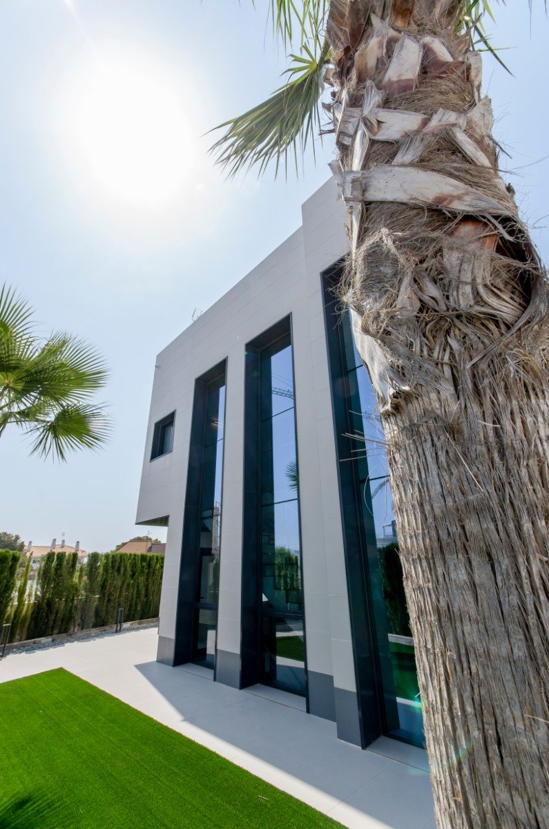 Neubauvilla zum Verkauf in Dehesa de Campoamor
In einer großzügigen Umgebung mit fast ganzjährigem Sonnenschein und mit herrlichem