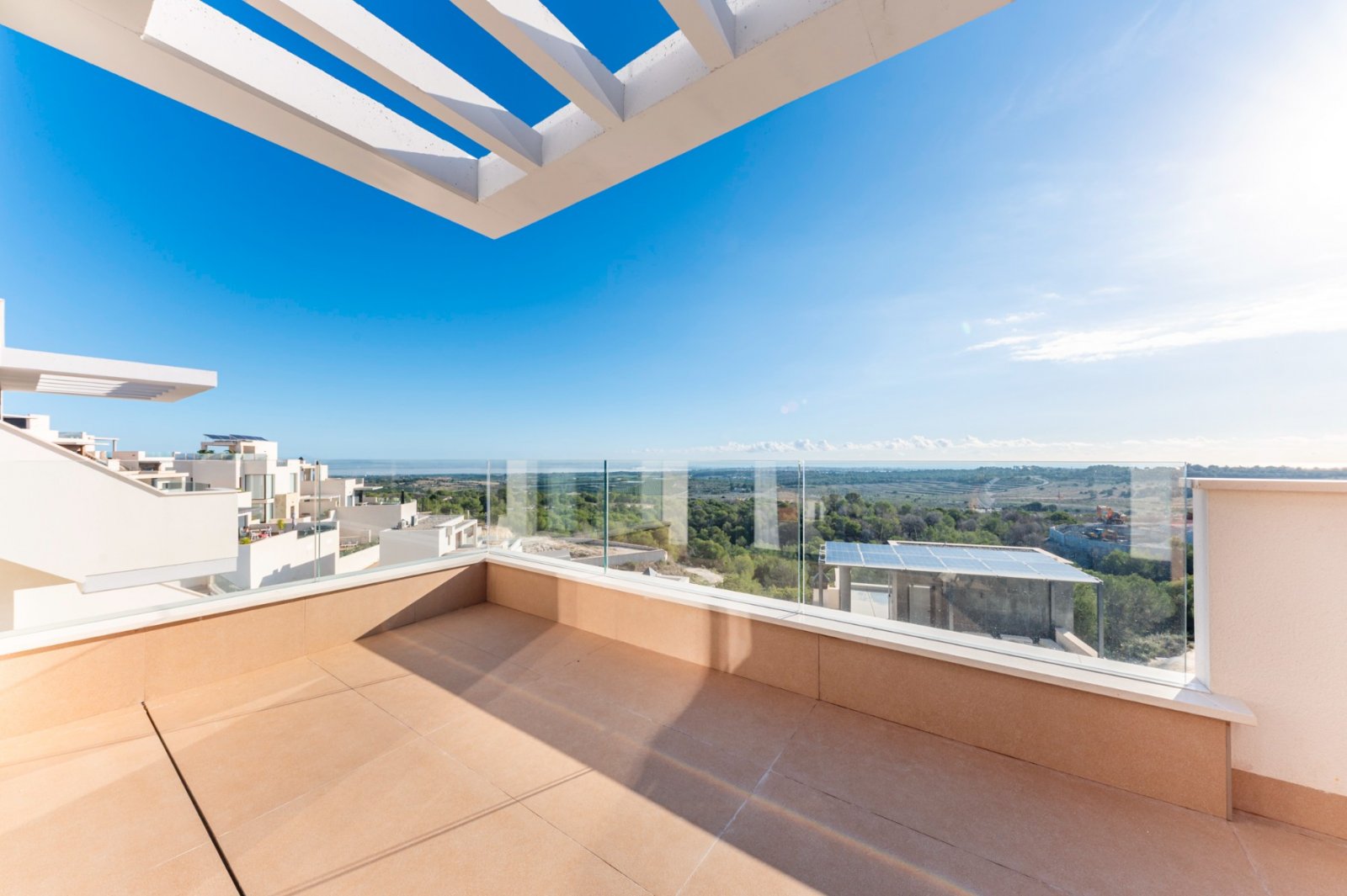  Entdecken Sie diesen schönen neu gebauten Bungalow in San Miguel de Salinas
Sind Sie auf der Suche nach einer Erholung in der Sonne und der