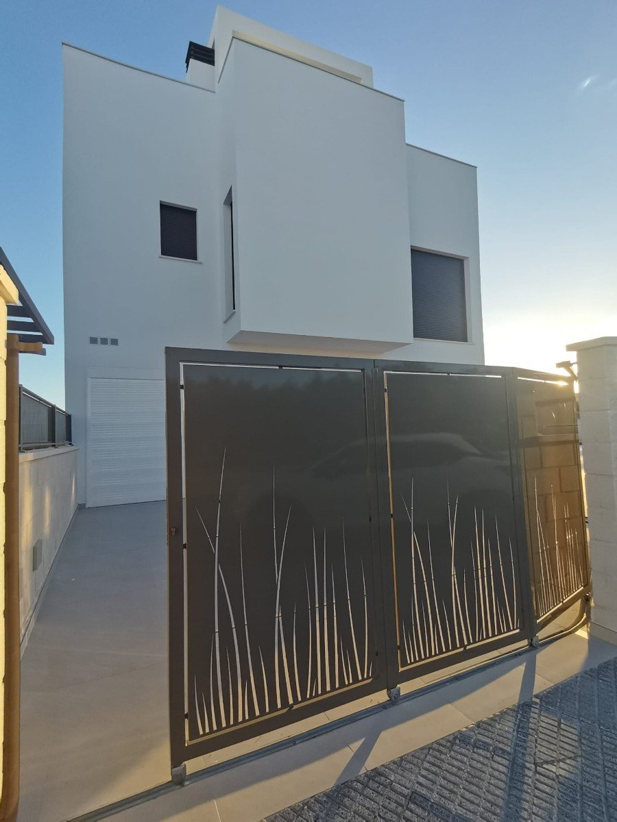  Neue Villen in Los Montesinos: Ein Ort zum Entspannen
Unter all den Häusern wird diese neue Villa mit Keller in Los Montesinos besonders Ih