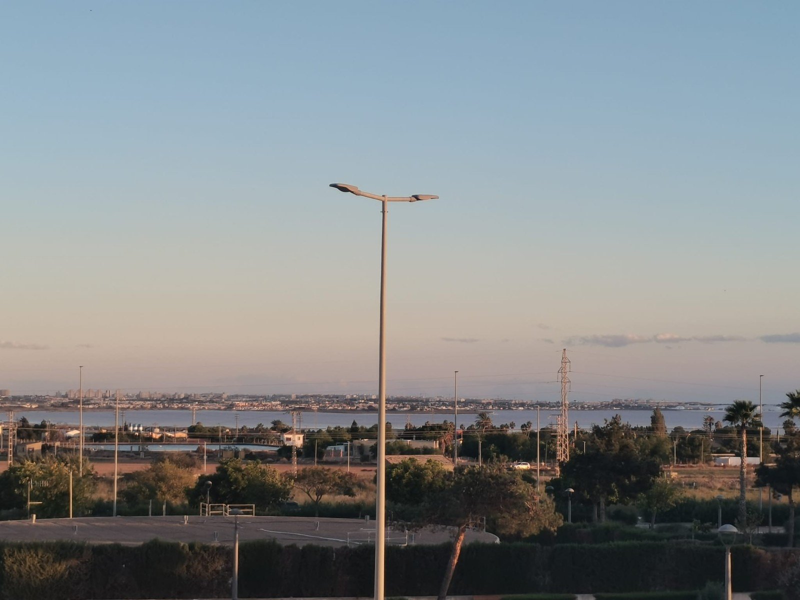  Neue Villen in Los Montesinos: Ein Ort zum Entspannen
Unter all den Häusern wird diese neue Villa mit Keller in Los Montesinos besonders Ih