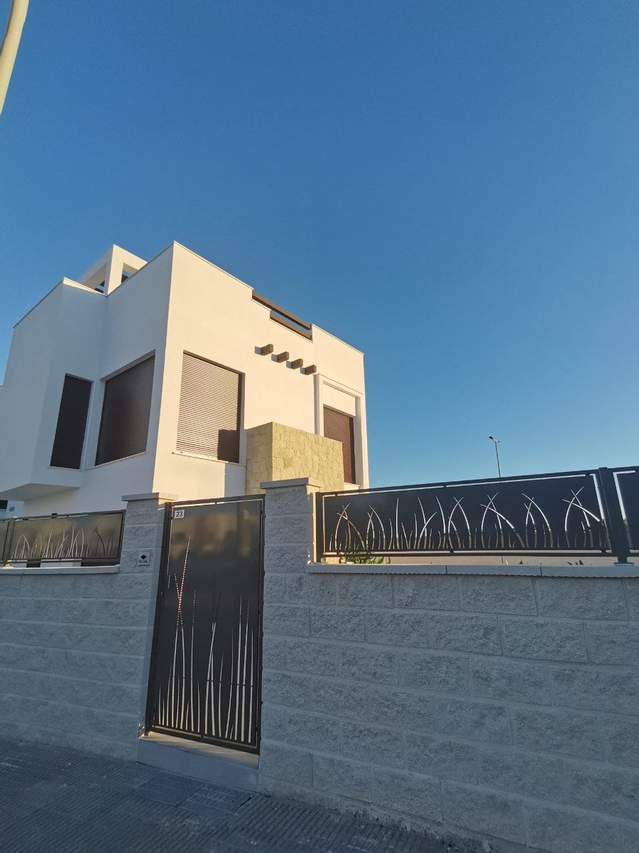  Neue Villen in Los Montesinos: Ein Ort zum Entspannen
Unter all den Häusern wird diese neue Villa mit Keller in Los Montesinos besonders Ih