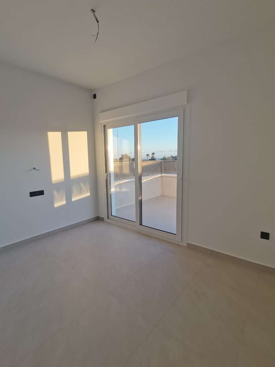  Neue Villen in Los Montesinos: Ein Ort zum Entspannen
Unter all den Häusern wird diese neue Villa mit Keller in Los Montesinos besonders Ih