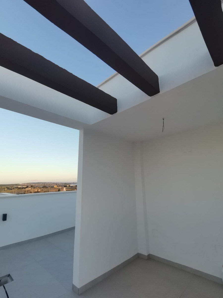  Neue Villen in Los Montesinos: Ein Ort zum Entspannen
Unter all den Häusern wird diese neue Villa mit Keller in Los Montesinos besonders Ih