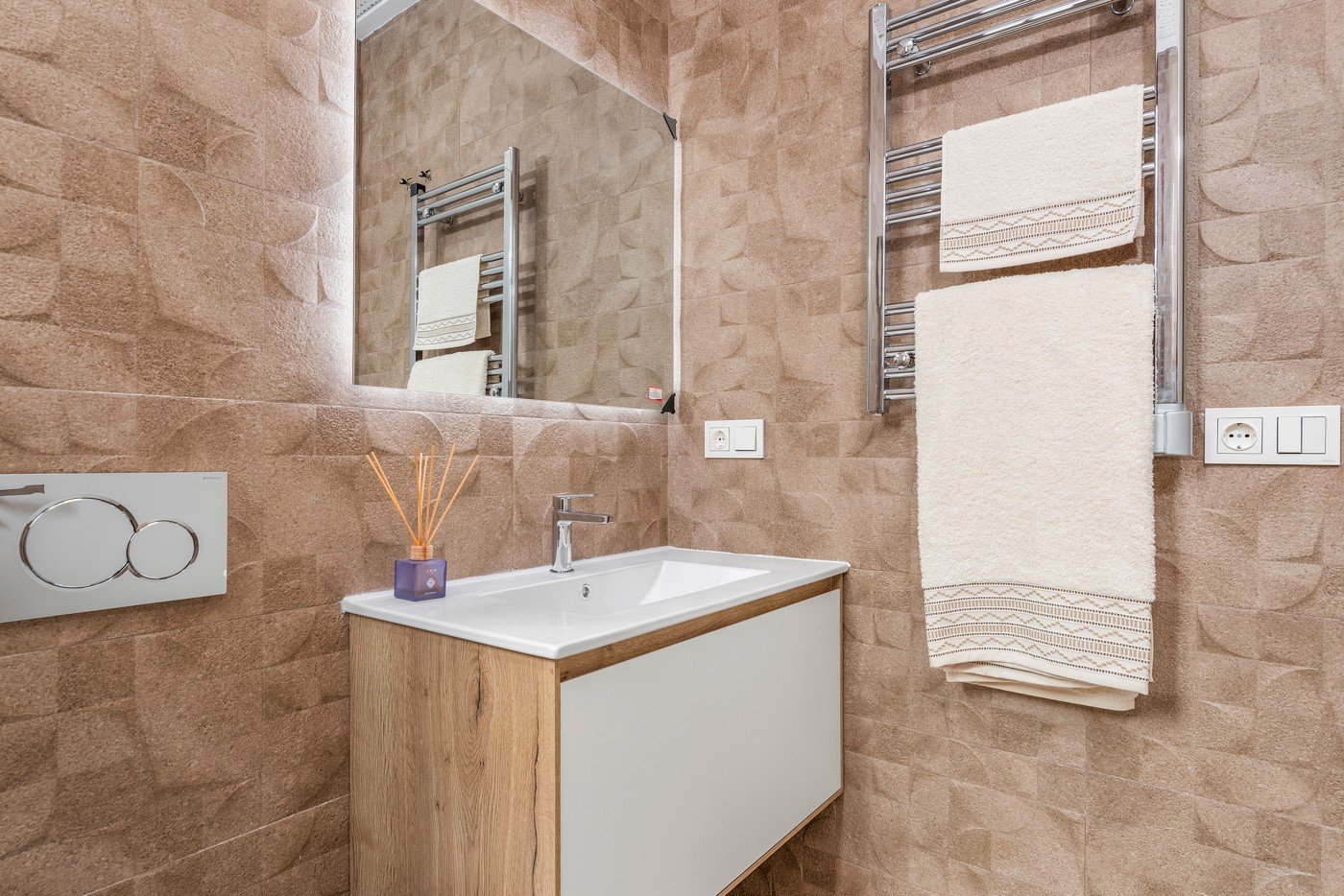  Neubauvilla zum Verkauf in Vera, Almeria
In dieser wunderschönen Neubauvilla in Almeria können Sie Meer, Wärme, aber vor allem Fantasie atm