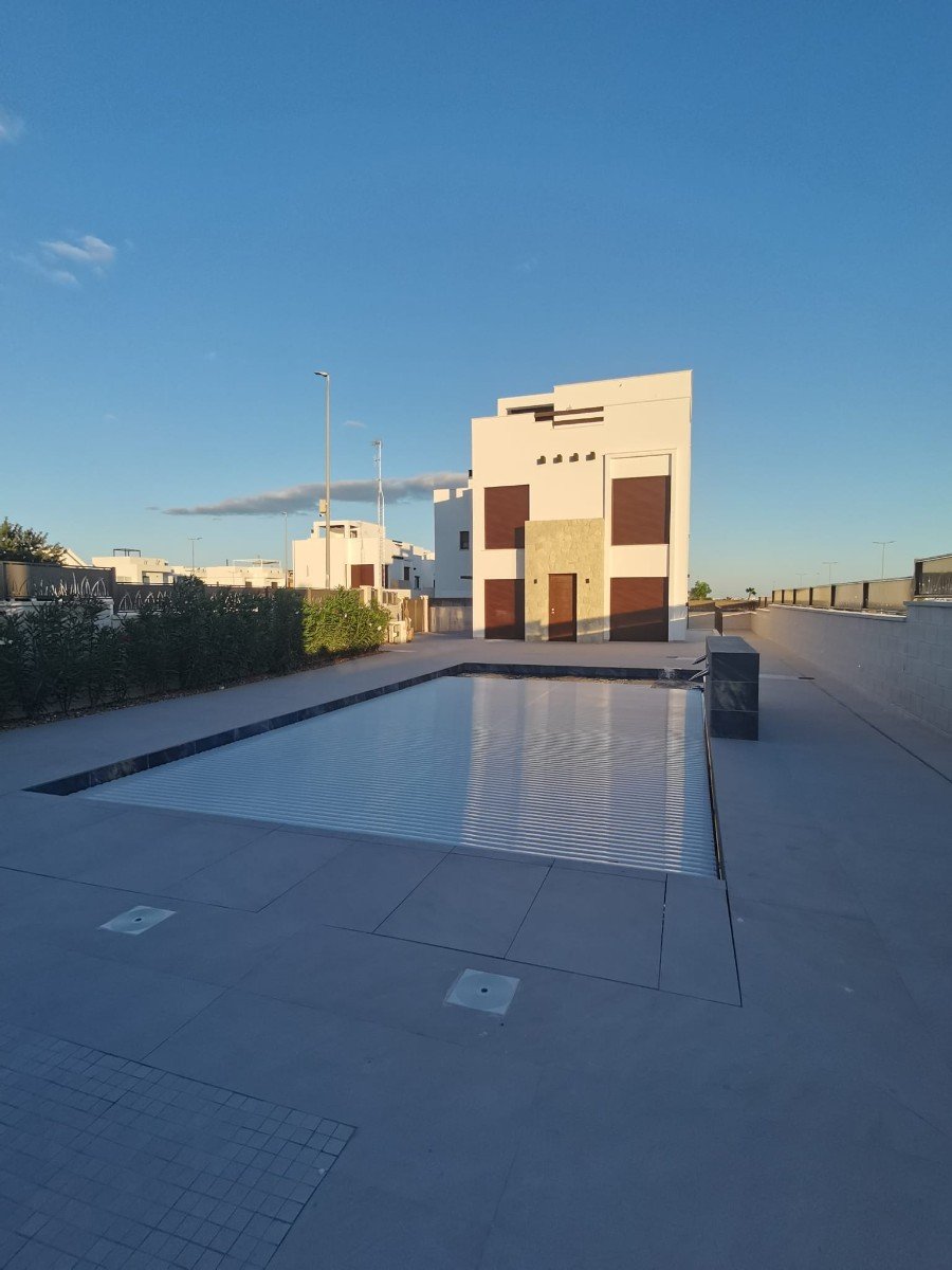  Neue Villen in Los Montesinos: Ein Ort zum Entspannen
Unter all den Häusern wird diese neue Villa mit Keller in Los Montesinos besonders Ih