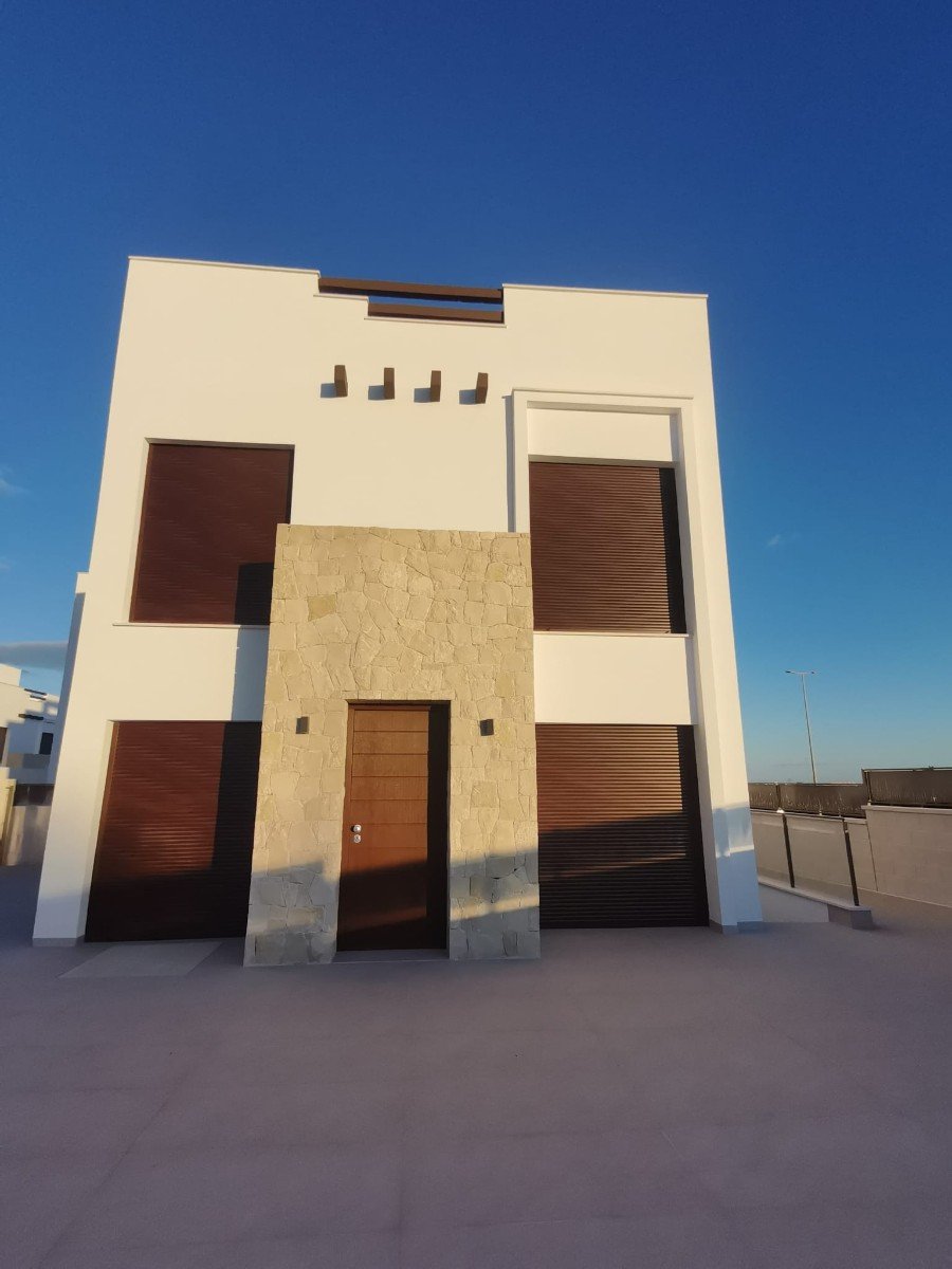  Neue Villen in Los Montesinos: Ein Ort zum Entspannen
Unter all den Häusern wird diese neue Villa mit Keller in Los Montesinos besonders Ih