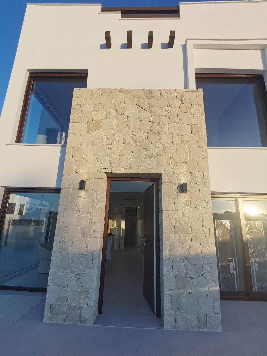  Neue Villen in Los Montesinos: Ein Ort zum Entspannen
Unter all den Häusern wird diese neue Villa mit Keller in Los Montesinos besonders Ih