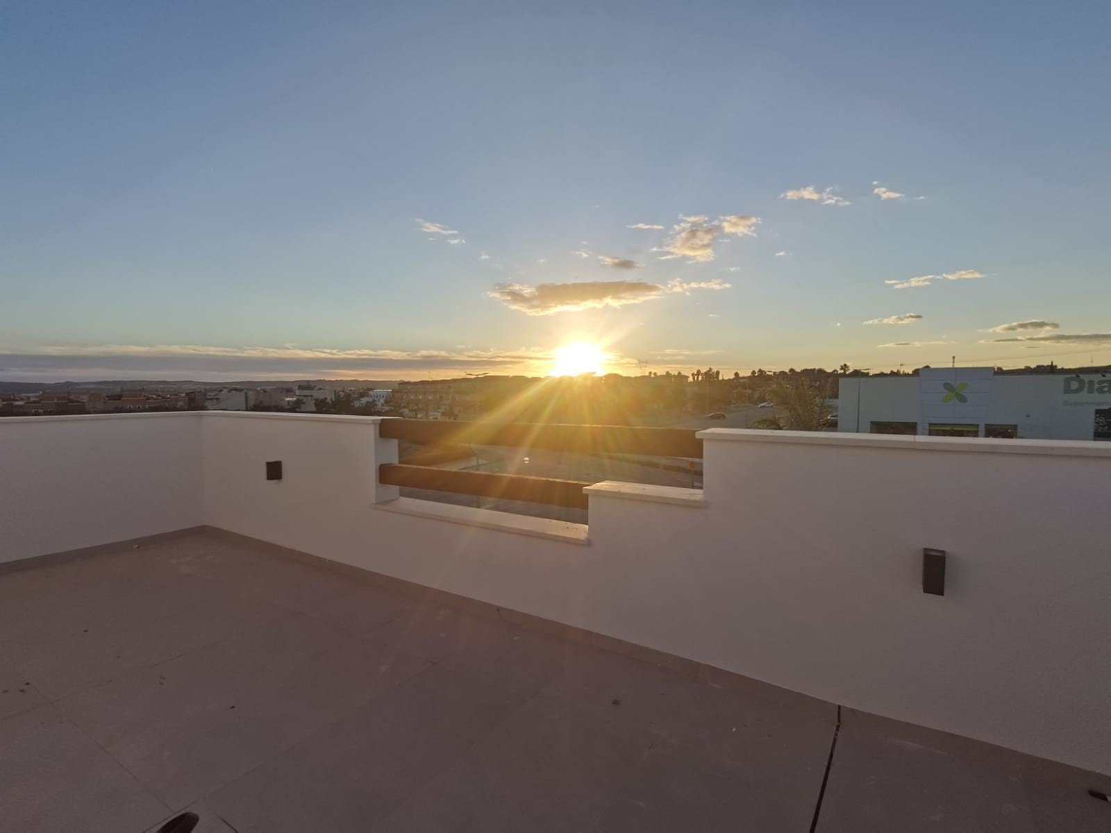  Neue Villen in Los Montesinos: Ein Ort zum Entspannen
Unter all den Häusern wird diese neue Villa mit Keller in Los Montesinos besonders Ih