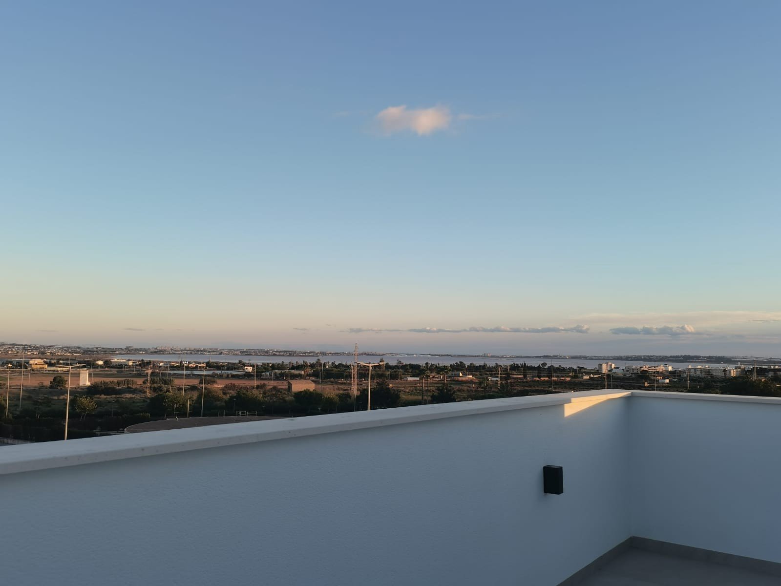  Neue Villen in Los Montesinos: Ein Ort zum Entspannen
Unter all den Häusern wird diese neue Villa mit Keller in Los Montesinos besonders Ih