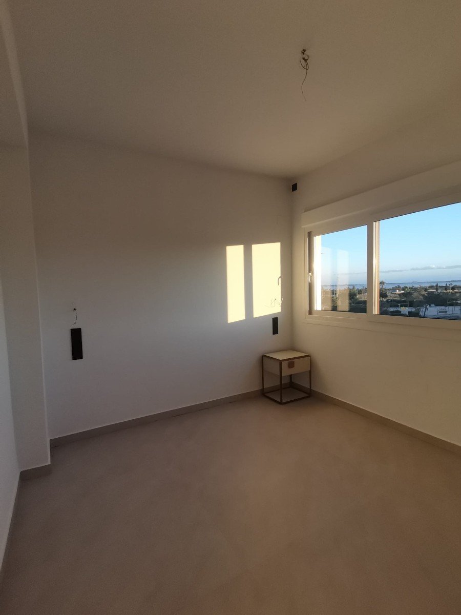  Neue Villen in Los Montesinos: Ein Ort zum Entspannen
Unter all den Häusern wird diese neue Villa mit Keller in Los Montesinos besonders Ih