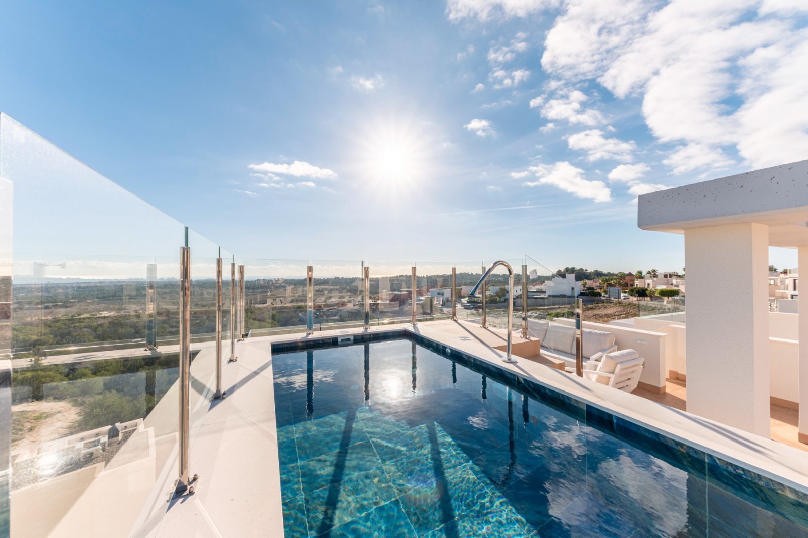  Entdecken Sie diesen schönen neu gebauten Bungalow in San Miguel de Salinas
Sind Sie auf der Suche nach einer Erholung in der Sonne und der