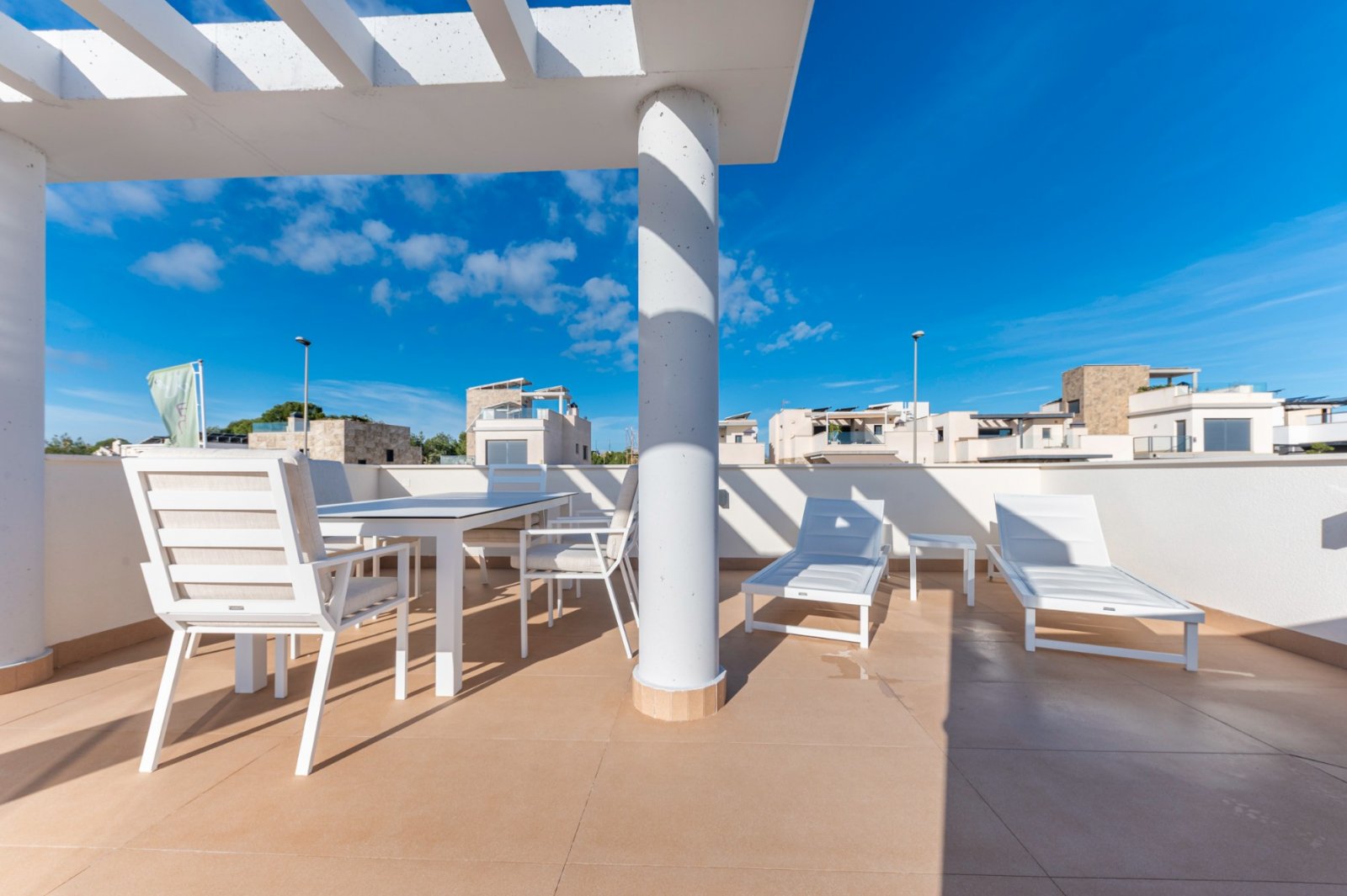  Entdecken Sie diesen schönen neu gebauten Bungalow in San Miguel de Salinas
Sind Sie auf der Suche nach einer Erholung in der Sonne und der
