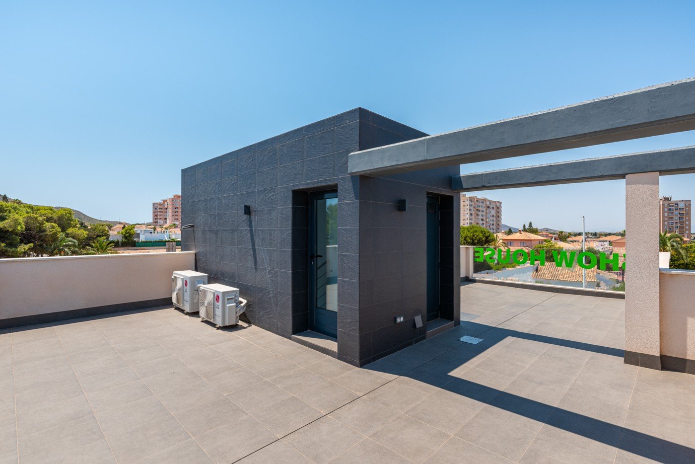  Stellen Sie sich vor, Sie würden jeden Tag in dieser beeindruckenden, neu erbauten Villa aufwachen, die sich in einer der exklusivsten und ruhigsten 