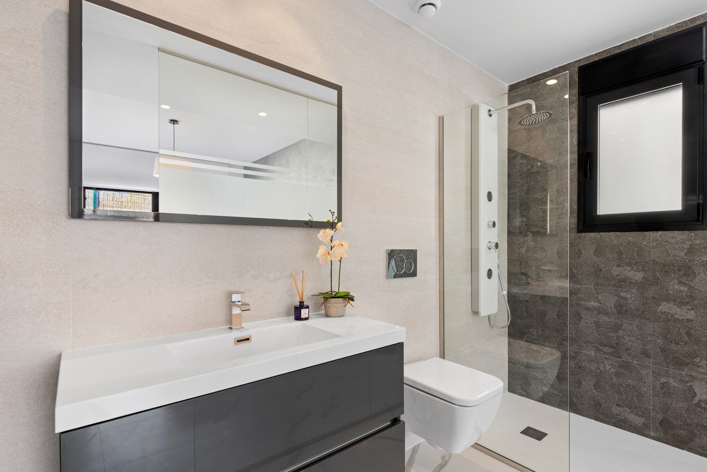  Genießen Sie einen unserer Bungalows AMAY BELLAVISTA: Design, Komfort und Lage
Unter den Hunderten von zum Verkauf stehenden Immobilien, di