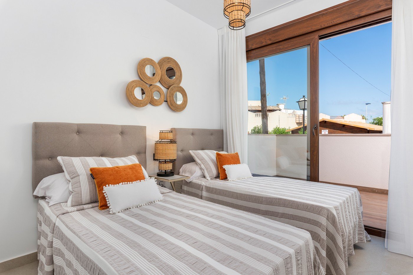  Bungalow im Erdgeschoss in einer Urbanisation in Torrevieja

Wie glücklich werden Sie sein, in diesem schönen neu gebauten Bungal