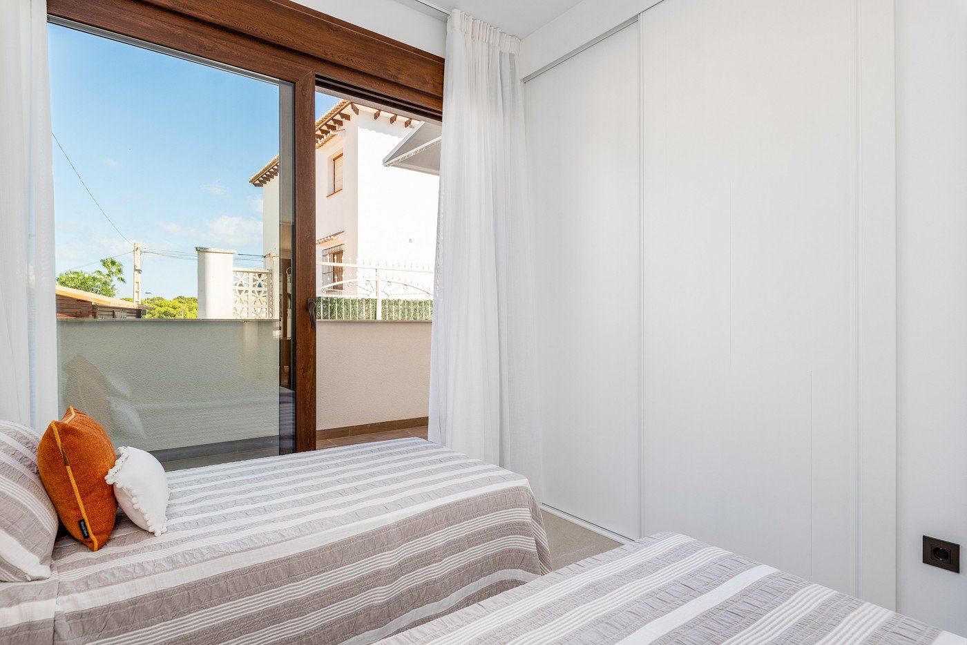  Bungalow im Erdgeschoss in einer Urbanisation in Torrevieja

Wie glücklich werden Sie sein, in diesem schönen neu gebauten Bungal