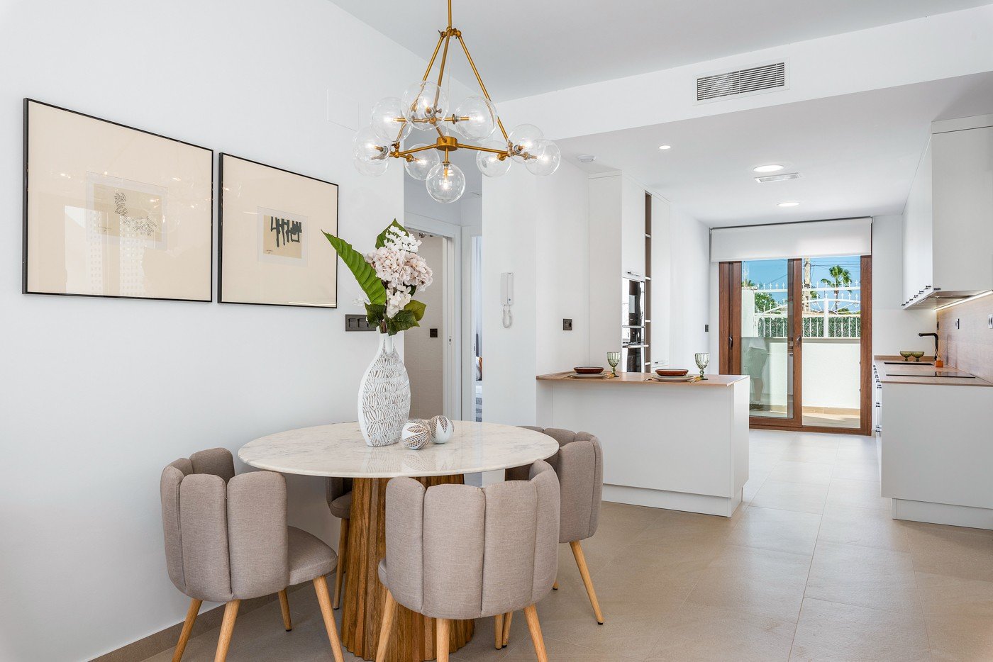  Bungalow im Erdgeschoss in einer Urbanisation in Torrevieja

Wie glücklich werden Sie sein, in diesem schönen neu gebauten Bungal