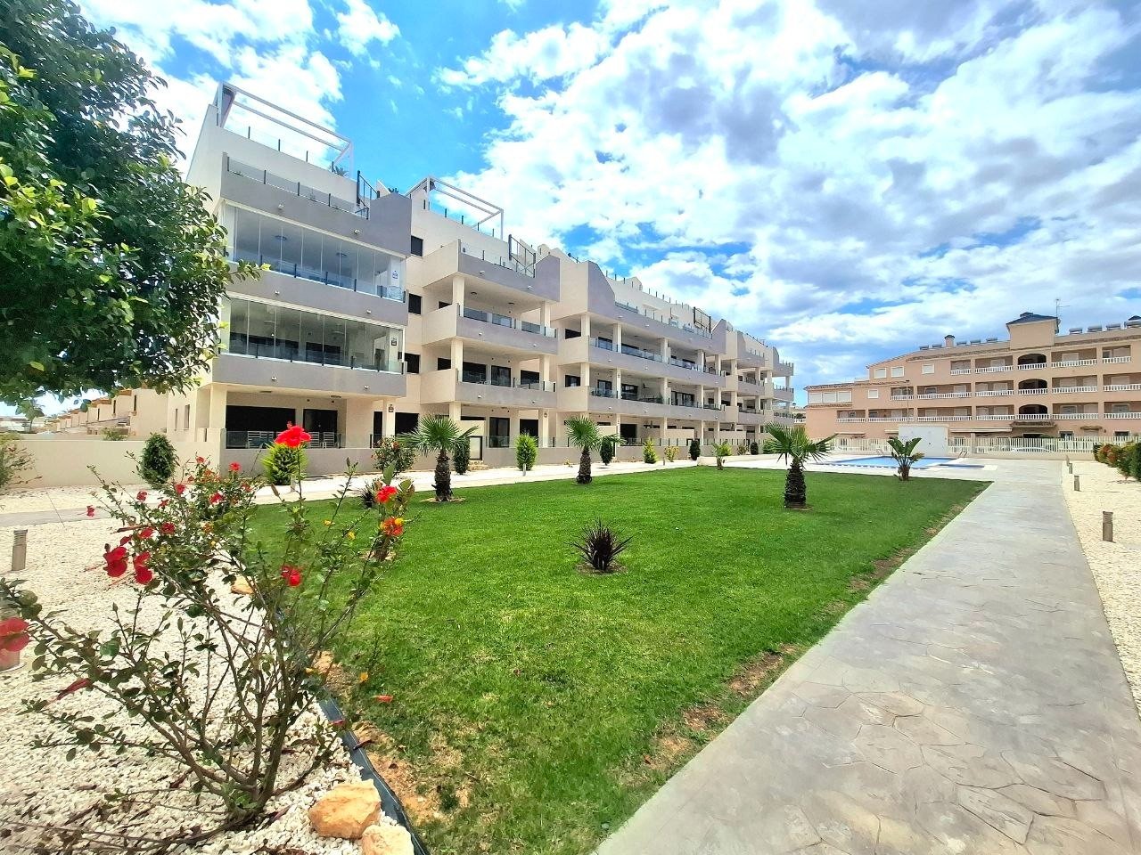  Neubau!!!! Helle Wohnung in einer geschlossenen Wohnanlage mit Swimmingpool und Grünfläche. Geräumiges Wohn-Esszimmer, große Küche und Hauswirtschaft 