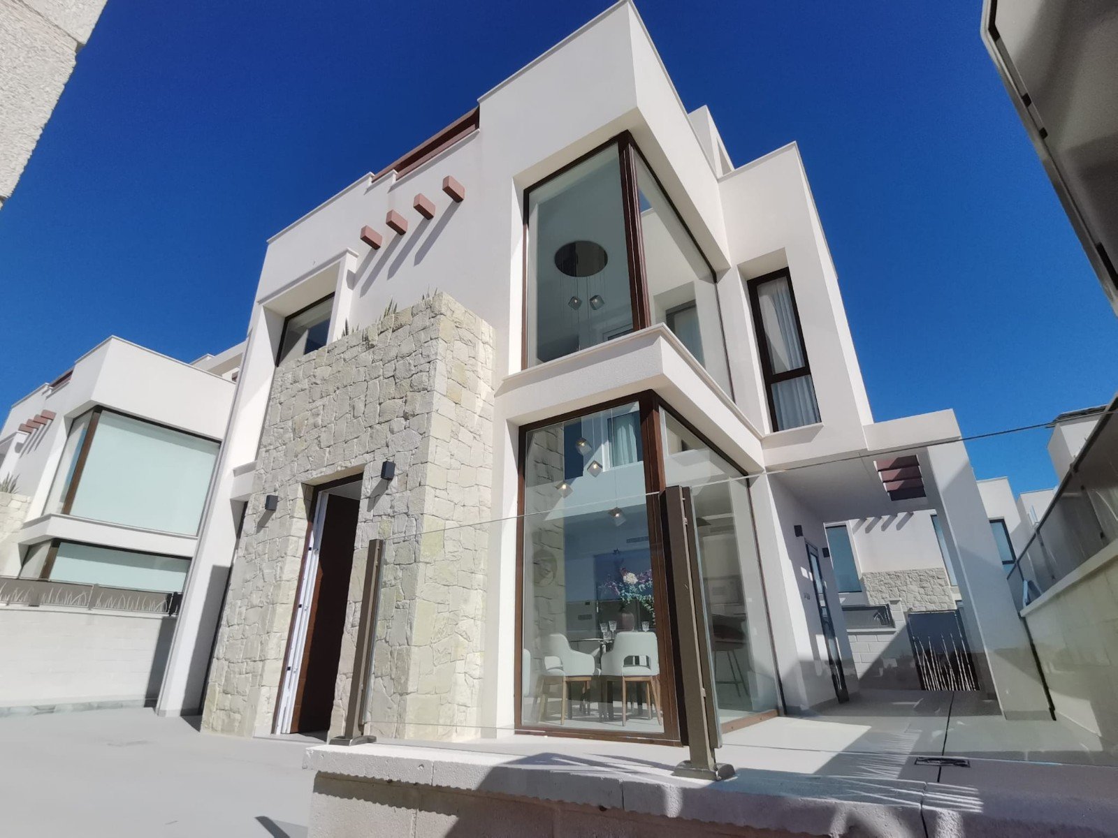  Das Residencial Villas Las Lagunas liegt in einer der schönsten und ruhigsten Gegenden zwischen Ciudad Quesada und Pueblo Bravo. Das Projekt besteht 