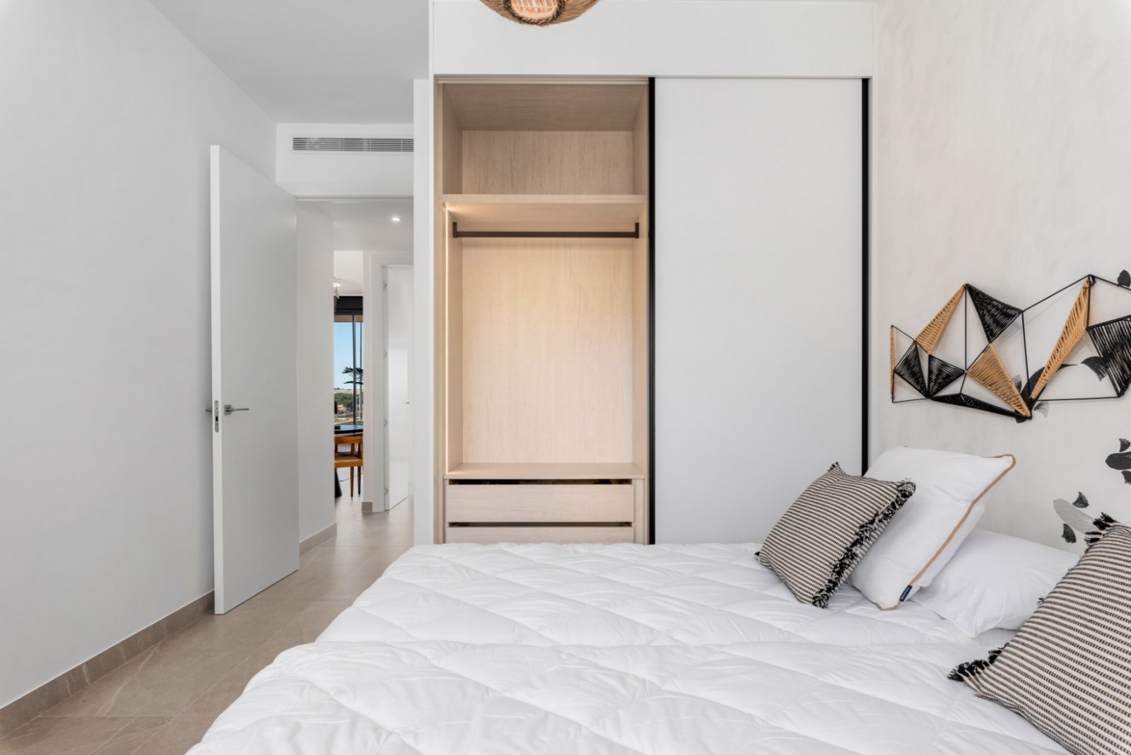 Geräumiges und luxuriöses Apartment mit zwei Schlafzimmern und einer Terrasse/Balkon von fast 16 m² in Südlage. Ideal für den Wintergast oder Sonnena