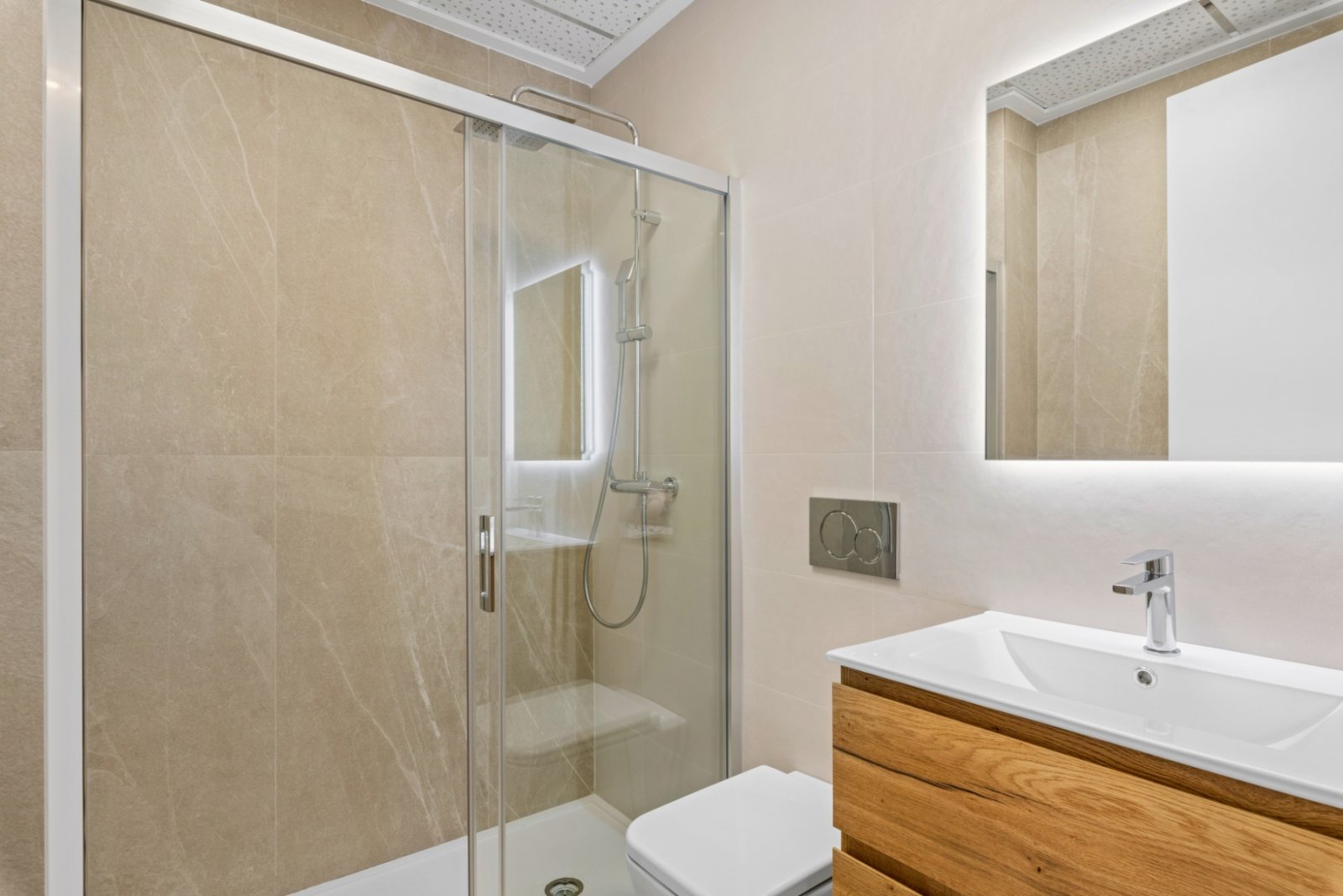 Geräumiges und luxuriöses Apartment mit zwei Schlafzimmern und einer Terrasse/Balkon von fast 16 m² in Südlage. Ideal für den Wintergast oder Sonnena