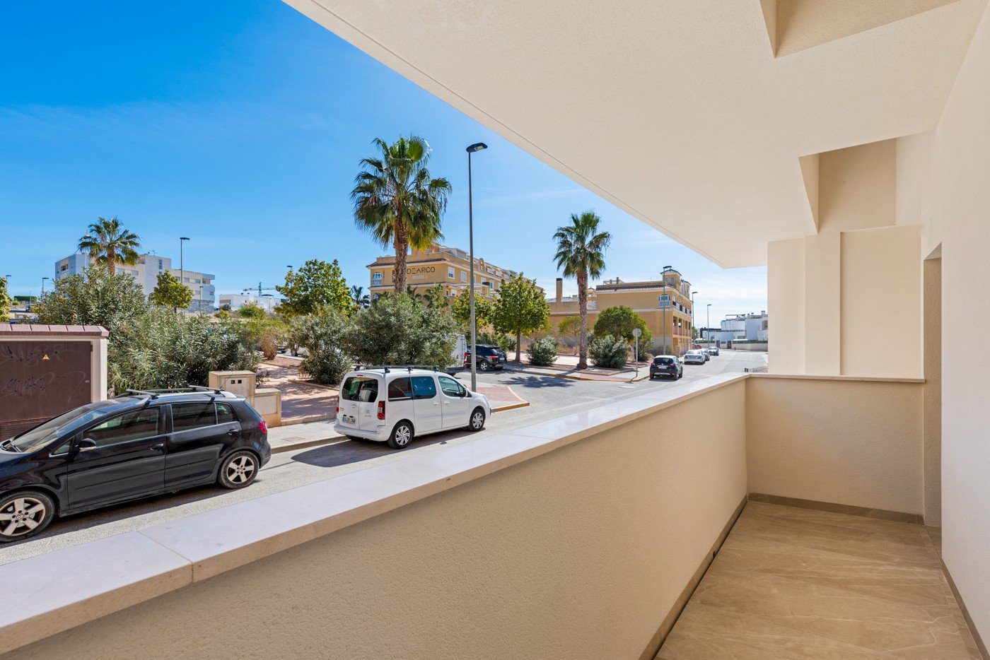 Geräumige und luxuriöse Vierzimmerwohnung mit einer fast 18 m² großen, nach Süden ausgerichteten Terrasse/Balkon. Ideal für alle, die im schönen Beni