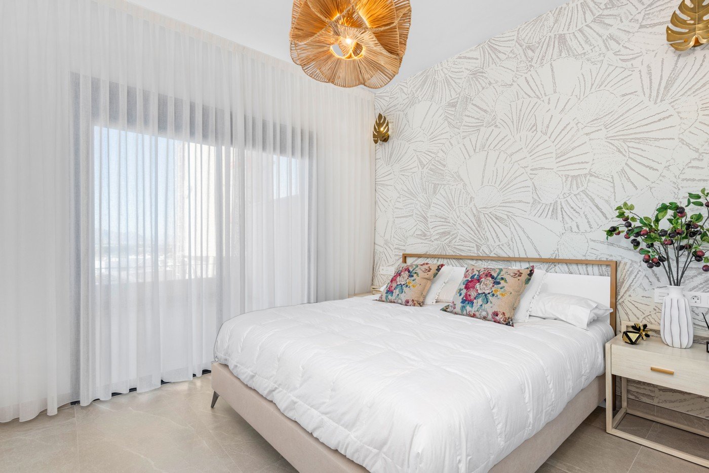  Geräumige und luxuriöse Vierzimmerwohnung mit einer fast 18 m² großen, nach Süden ausgerichteten Terrasse/Balkon. Ideal für alle, die im schönen Beni