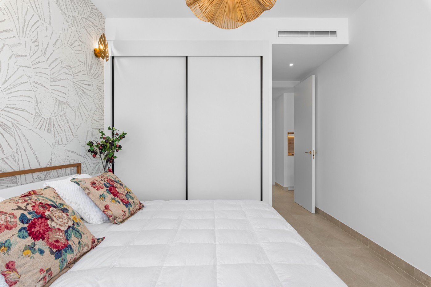  Geräumige und luxuriöse Vierzimmerwohnung mit einer fast 18 m² großen, nach Süden ausgerichteten Terrasse/Balkon. Ideal für alle, die im schönen Beni