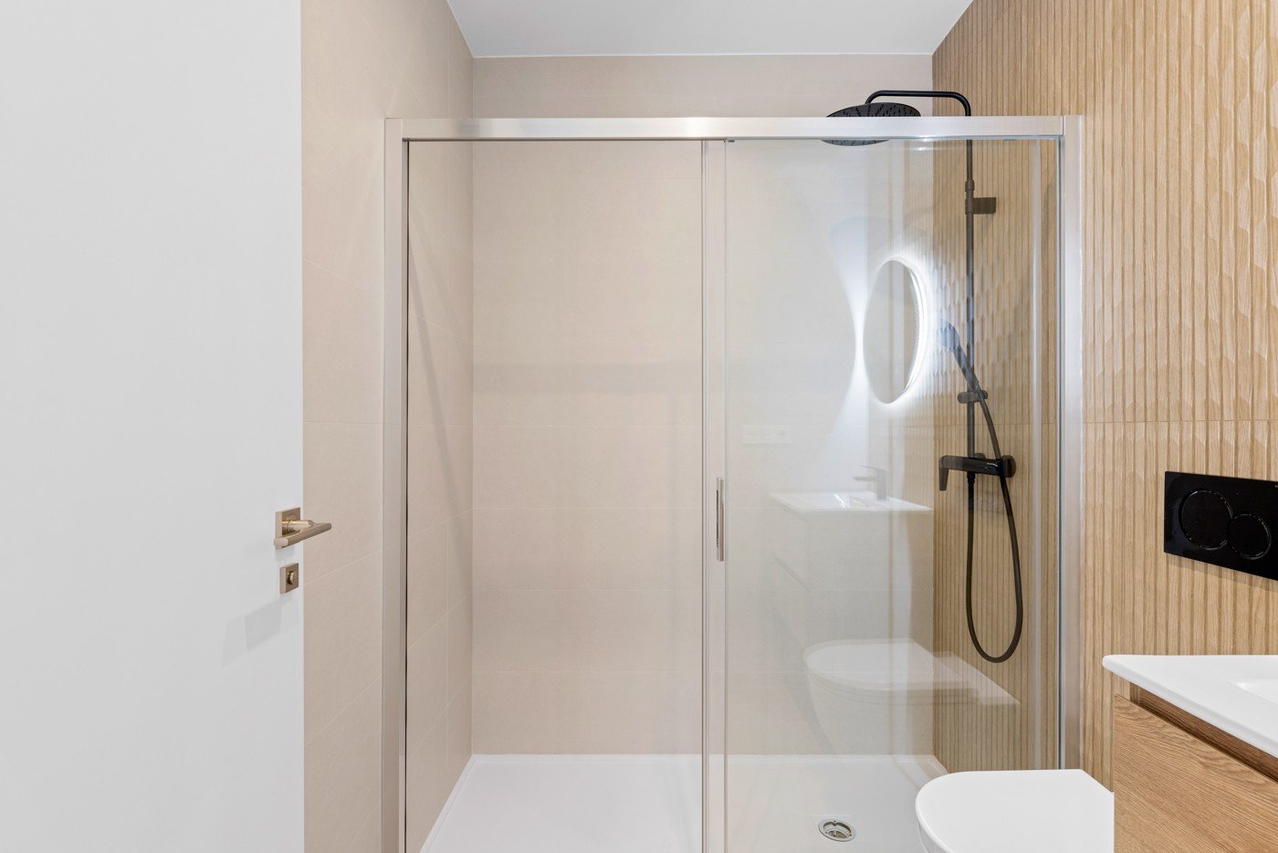  Geräumige und luxuriöse Vierzimmerwohnung mit einer fast 18 m² großen, nach Süden ausgerichteten Terrasse/Balkon. Ideal für alle, die im schönen Beni