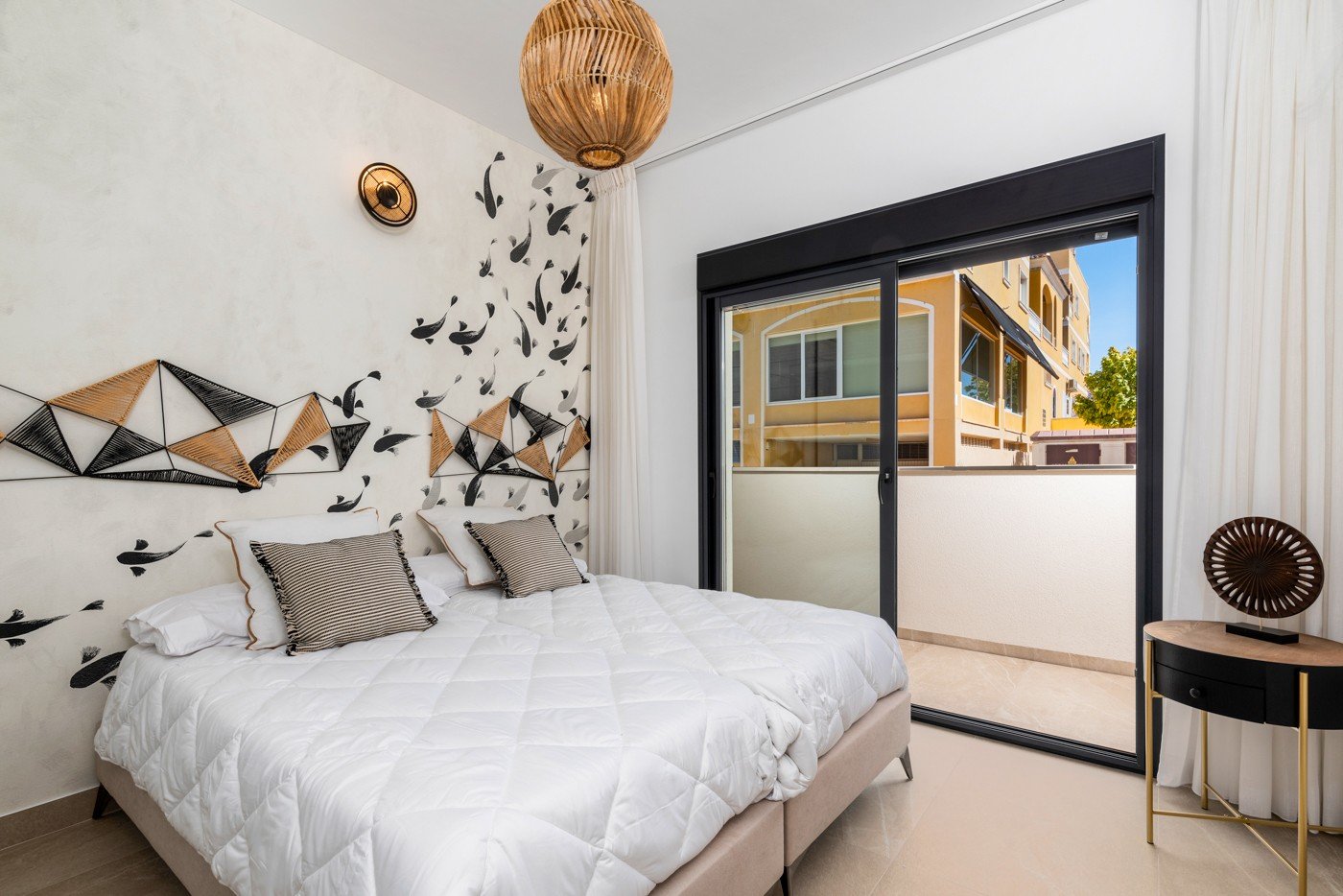  Geräumige und luxuriöse Vierzimmerwohnung mit einer fast 18 m² großen, nach Süden ausgerichteten Terrasse/Balkon. Ideal für alle, die im schönen Beni