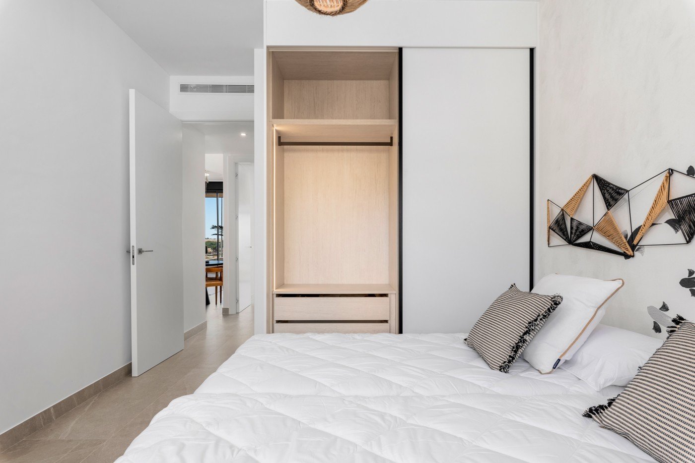  Geräumige und luxuriöse Vierzimmerwohnung mit einer fast 18 m² großen, nach Süden ausgerichteten Terrasse/Balkon. Ideal für alle, die im schönen Beni